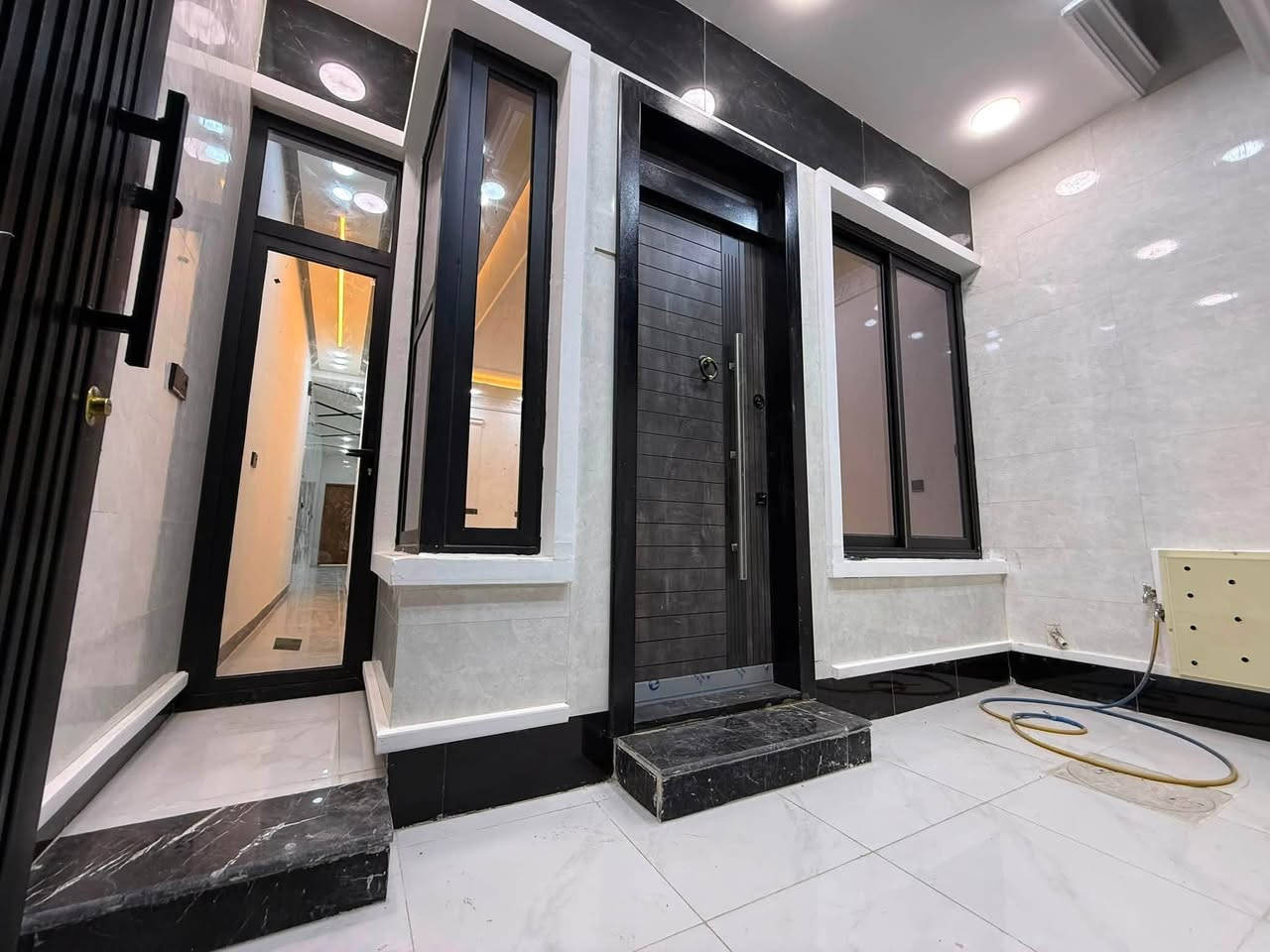 الدار للبيع 🏠
المساحة 100 م❤️
( مدخلين )البيت درجة أولى فول الفووول دزاين مودرن 🌸
العنوان الشعب شارع الاسواق المركزية التجار ❤️ موقع جيد 👌
يحتوي الطابق الارضي على كراج صغير  واستقبال ومطبخ حار وبارد ومنور وخدمات ومكان غسالة معزول وغرفة نوم 
ويحتوي الطابق الثاني على غرفتين نوم وخدمات وبيتونة وسطحين
للاستفسار اكثر يرجى الاتصال على الرقم التالي (متواجد هذا الرقم على الواتس اب والفايبر والماسنجر ***********
