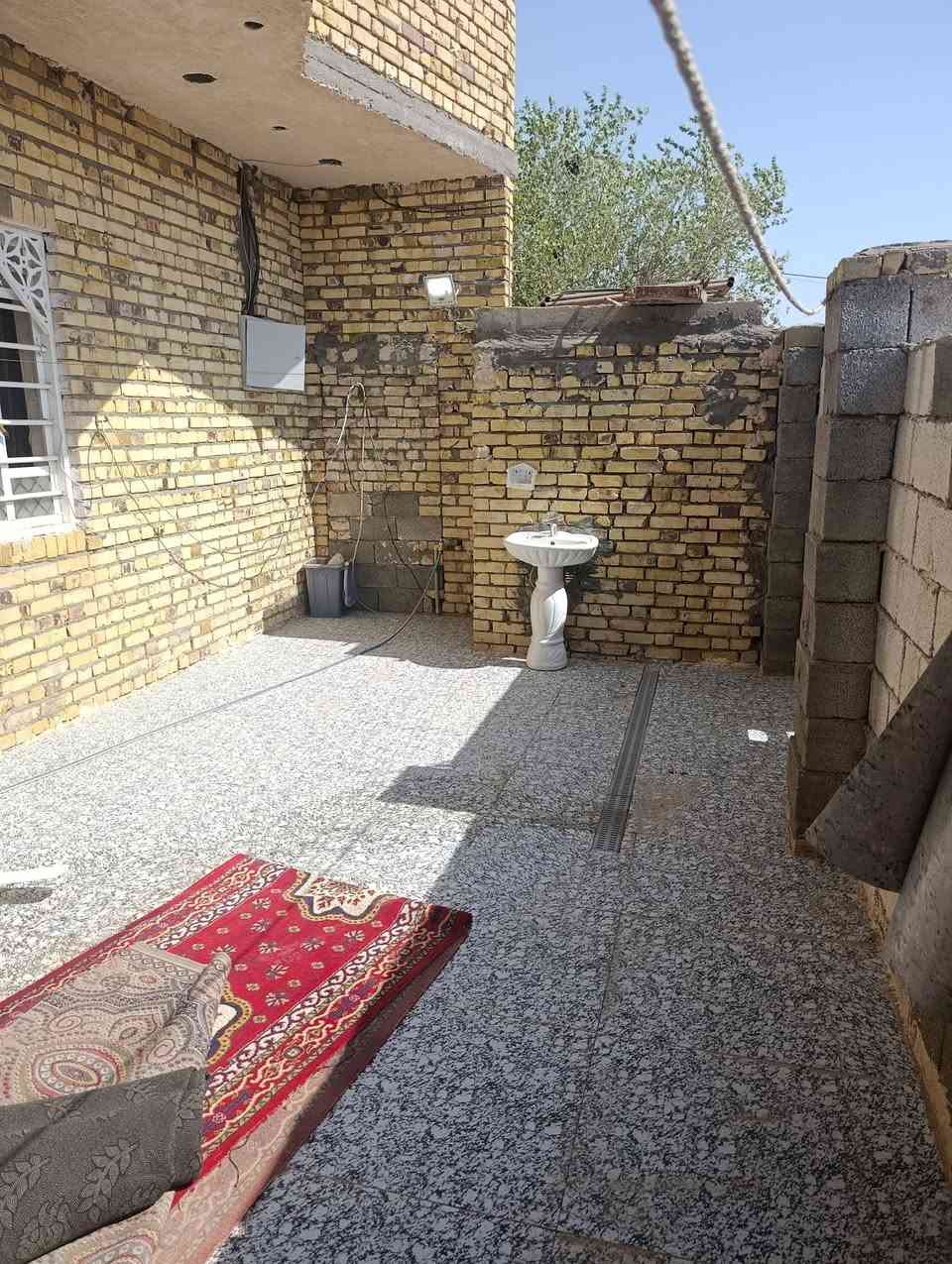 سلام عليكم بيت للبيع حديث بنيان جديد صب سكف وبتلو صب وكله طابوك يحتوي ع غرفتين 4/5صاله 9متر ديوانية 8/مطبخ 7/مساحته 250/المكان قريه العزه قرب قريه بيت فتلاء ع سده/ماي /مجاري بل باب كل لخدمات متوفره////السعر 90وبي مجال لموشراي لا يتصل//***********///
