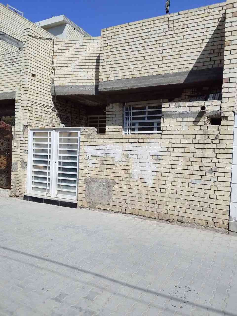 السلام عليكم بيت للبيع مساحه ١٢٠ متر طابق واحد سند٢٥ اصولي البيت نهايه حي أور منطقه الغرير يحتوي على استقبال وحولي كبير وغرفه نوم ١ ترك عدد٢ ومدخلين للاستقبال وللحولي بيت جديد طابوق بناء درجه اولى رفت عالي عن الشارع فرع عريض كامل خدمات من مقرنص ومجاري ومي فرع ابوخميس نزله عياده الشعبيه القديمه ٧فرع سعره ٨٥وبي مجال شي قليل للاستفسار اتصال على رقم***********بيت فارغ استلام فوري
