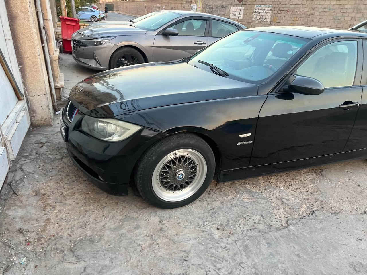 السلام عليكم
للبيع او مراوس حسب القناعه 
BMW 
حجم 330 محرك 6 سلندر n52
موديل 2007
فول مواصفات 
كير محرك صدر كفاله 
تبريد ثلج مكفوله من الضربه بس بيها بارد بسيط 
رقم شمالي تحويل مباشر هزه جديده
للاتصال ***********
مكان السياره بغداد حي الجهاد حي الحسين
السعر مناسب

