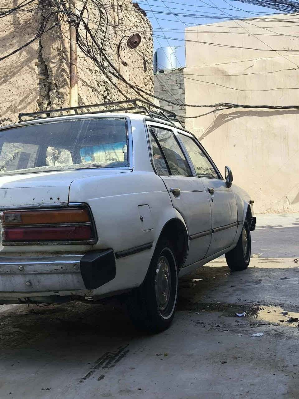السلام عليكم سياره كرونا موديل 1979 رقم انكليزي سنويه 30 السياره بسمي تحويل ثاني يوم كهربائيات كلها شغاله منضومت التبريد كامله يراد بس كوبليسر مكينه وكير شرط حداديه شرط طخم تايرات جديده مصبوغه عام السعر 25مكاني موصل باب جديد رقم الهاتف ***********
