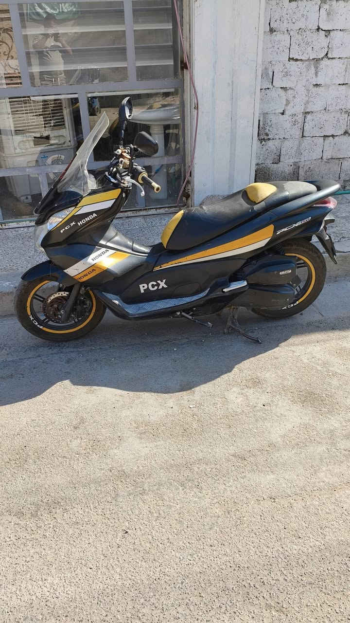 للبيع 
دراجه pcx جيل اول 17 
مكينه 150 ياااباني اصلي مفول حت سويج ياباني 
دراجه شغاله مكينه نضيفه حيل مال بيت 
حساسات كلها شغاله تجي. تاخذها تترحملي سعرها 1350 الف 
بيها شي قليل حيل 
***********
