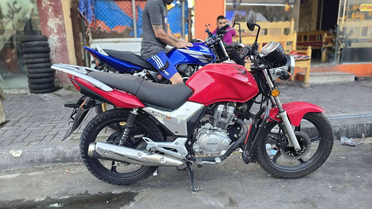 للاتصال واتس *********** 
🛑 للبيع: هوندا CB125F 🛑
​ما شاء الله تبارك الله
ملاحضة( الدراجة مدفوع كمركها واوراقها كامله) 
​للبيع دراجة هوندا CB125F (Honda CB125F) لون أحمر مميز وجذاب، الدراجة بنظافة ممتازة وجاهزة للاستخدام بدون أي مصاريف. ماشيه 13 الف 
​📌 المواصفات والمميزات:
​المحرك: بلادي ونظيف جداً، شغل واطلع.
​اللون: أحمر بلادي.
​المكابح (البريكات): دسك أمامي لقوة وثبات عالي بالفرملة.
​الملحقات: محميّة بدعامية حماية (كتكات) + شيل خلفي بلادي للتحميل.
​الويلات: ويل سلك/ألومنيوم بلادي مع إطارات بحالة ممتازة.
​السعر 10 $ وبيها مجال قليل
مكانها بغداد الكريعات
