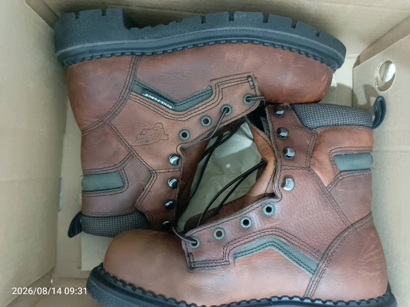 حذاء سيفتي ريد وينغ (Red Wing) أمريكي أصلي جديد بكرتونه
وصف المنتج:
حذاء عمل وسلامة (Safety Boot) من شركة Red Wing الأمريكية العريقة، الغنية عن التعريف بمتانتها وجودة جلودها. الحذاء جديد تماماً (غير ملبوس ومخزن بكرتونه الأصلي). الجلد الخارجي بحالة الوكالة وممتاز جداً، فرصة جيدة لمن يبحث عن حذاء سيفتي أصلي بسعر رمزي!
المواصفات والتفاصيل:
الماركة: Red Wing Shoes (صناعة أمريكية).
الموديل: 2238 (مزود بمقدمة صلبة لحماية الأصابع وعازل للكهرباء EH).
سنة الصنع: 2012 (مخزن ولم يُستخدم).
القياس: 38 أوروبي (EU) / 6 أمريكي (US) - مقاس عريض (E2).
حالة الجلد: جديد 100% وخالي من أي عيوب أو تشققات.
السعر:
25,000 دينار عراقي فقط (سعر نهائي ومناسب جداً لقيمة الجلد الأصلي).