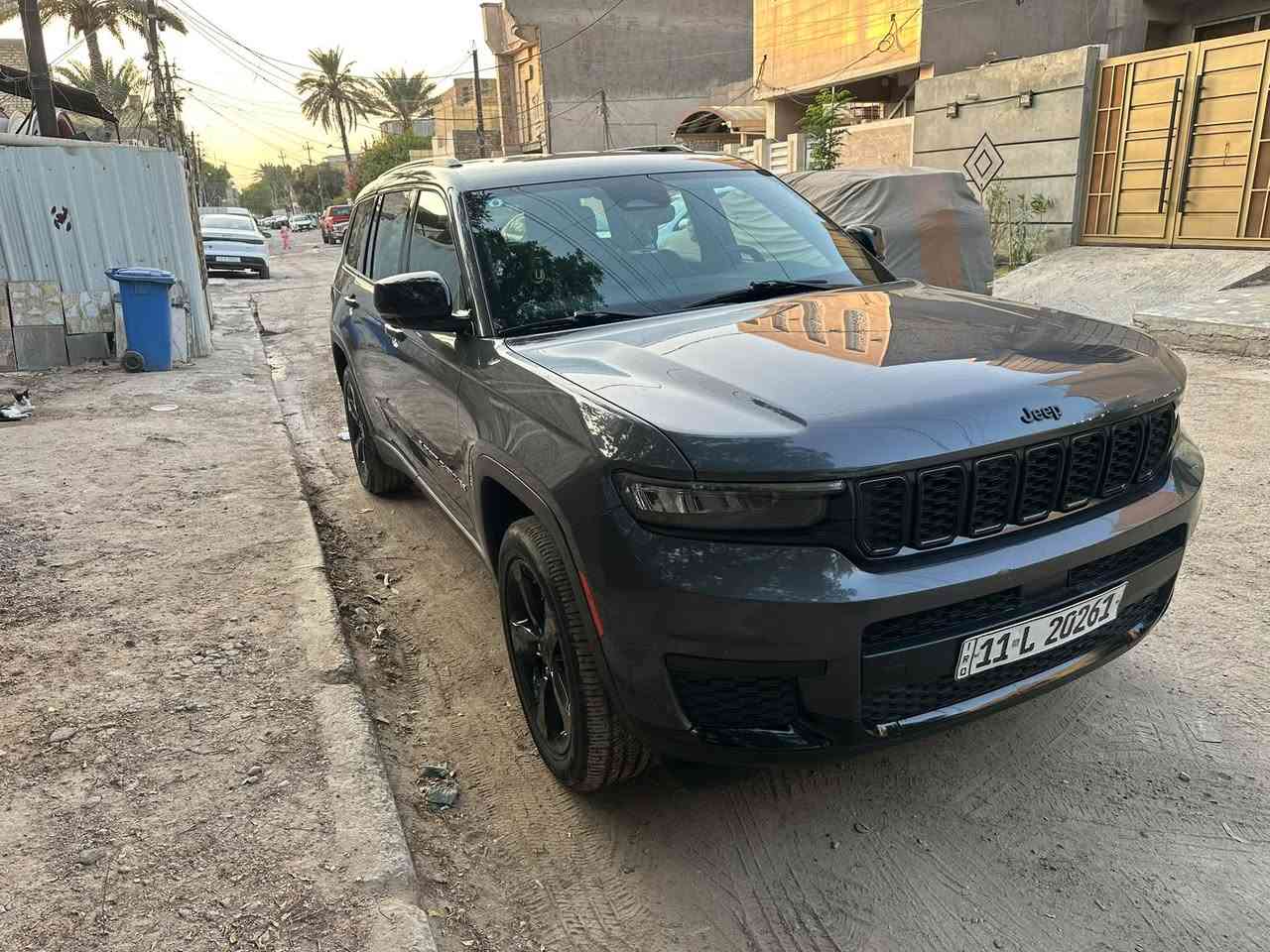 سلام عليكم 
جيب ٢٠٢٣ بلاك توب
سياره وارد امريكي سبع راكب
سياره جديده و حلوه 
بدون ايرباك 
فقط صبغ ربع الجنطه 
دعاميات سياره بلاديه جايه وياه داخل سياره مجرد مفتوحات  
موجوده السياره بغداد الغدير ساحه ميسلون
سياره بسمي تحويل ثاني يوم بغداد 
***********
