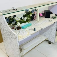 ميز • خشب MDF • فاترينة زجاجية