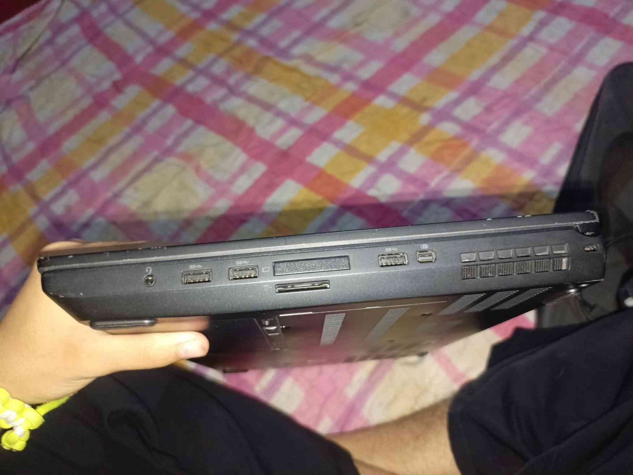 إعلان بيع لابتوب Lenovo P70
💻 لابتوب Lenovo P70
تفاصيل الجهاز والحالة:
 * الموديل: Lenovo P70
 * الرام (RAM): 16 جيجابايت
 * الذاكرة / التخزين: 512 جيجابايت
*  يجي ويا شاحن اصلي شركة 
وماوس لاصلي 
* الحالة: الجهاز شغال وأداؤه ممتاز جداً للمهام الثقيلة والشغل القوي.
 * البطارية: تعبانة (يحتاج استخدام على الشاحن أو تبديل البطارية).
سبب البيع:  ماعدي نت واريد اسافر 
الجهاز استخدام شخصي يفيد بل برمجة وبل مونتاج وبل شغل ولجهاز كلش كلش قوي لو ما اريد اسافر جان مبعتة شاشتة جبيرة اكبر حجم بلابتوبات ولابتوب نضيف كلش 
💰 السعر:
 * بحالته الحالية (البطارية تعبانة): 350 ألف دينار
 * مع تبديل البطارية بجديدة: 400 ألف دينار
📞 للتواصل والاستفسار:
 * الرقم / الواتساب: [***********]
 * المكان: [ بغداد / السيدية ]
