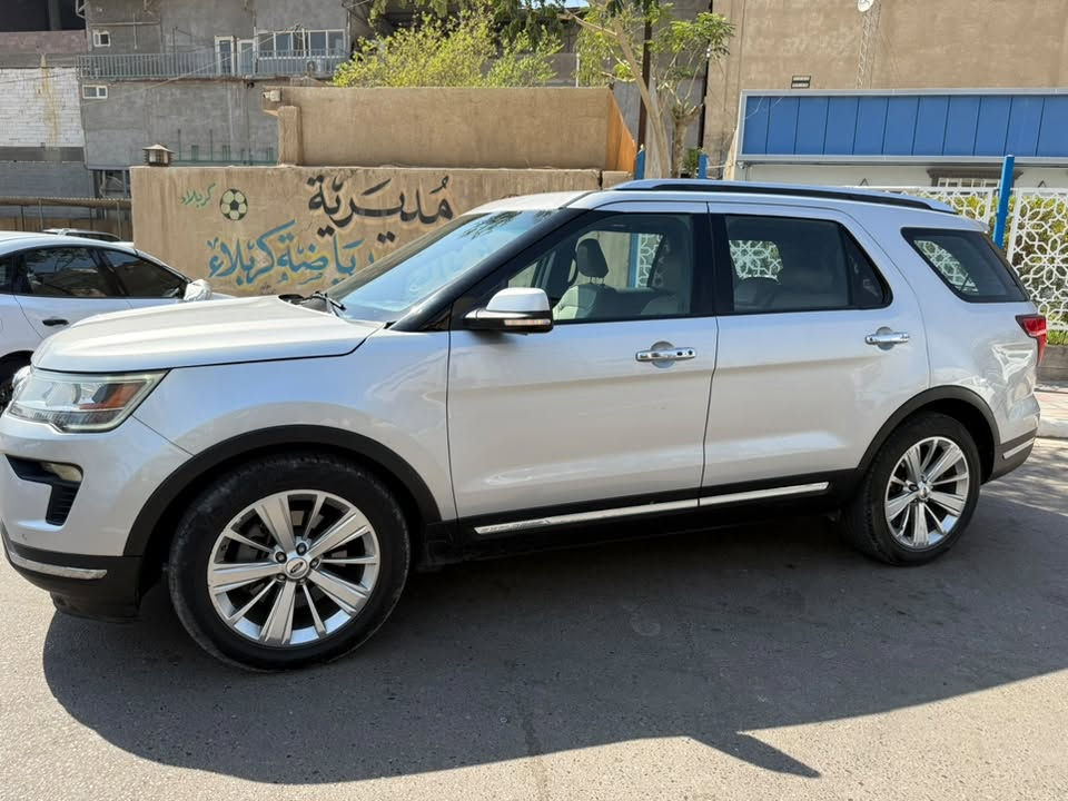 🚨 (( فورد إكسبلورر 2019 - لميتد Limited للبيع )) 🚨

📌 بيانات السيارة الأساسية:
🔹 الموديل: 2019
🔹 الفئة: Limited (اللميتد - أعلى فئة)
🔹 المحرك: 3.5 لتر V6 (قوة 290 حصان)
🔹 القير: أوتوماتيك 6 سرعات
🔹 نظام الدفع: خلفي (RWD) - ميزة ممتازة للصيانة واستهلاك الوقود
🔹 عدد الكيلومترات: 66,000 كم فقط (ماشية قليلة جداً بحسب العمر)

✨ الكماليات والتجهيزات (فل أوبشن):
✅ مقاعد جلد(تدفئة وتبريد وخزن مقعد السائق)
✅ فتحة سقف بانورامية كبيرة (Panoramic Roof).
✅ شاشة لمس كبيرة ملونة مع نظام SYNC 3.
✅ سماعات أصلية نظام صوتي محيطي (Sony) بـ 12 سماعة.
✅ كاميرا خلفية + مستشعرات ركن أمامية وخلفية (Sensor).
✅ مثبت سرعة تكيفي (Adaptive Cruise Control).
✅ مصابيح LED أمامية وخلفية + مصابيح ضباب.
✅ التاير مقاس 20 بوصة أصلية.
✅ أنظمة أمان متكاملة: 7 وسائد هوائية، نظام مراقبة النقاط العمياء (BLIS)، وفرامل طوارئ أوتوماتيكية.
حادثها بجم مبدله جاملغات ثنين وبنيد نفس اللون 
السياره ما بيها اي نقص محرك وكير وتبريد خير من الله 
سنويه وهزه جدد السعر ١٨٠ وبيها مجال
مكاني كربلاء للاستفسار(***********)
