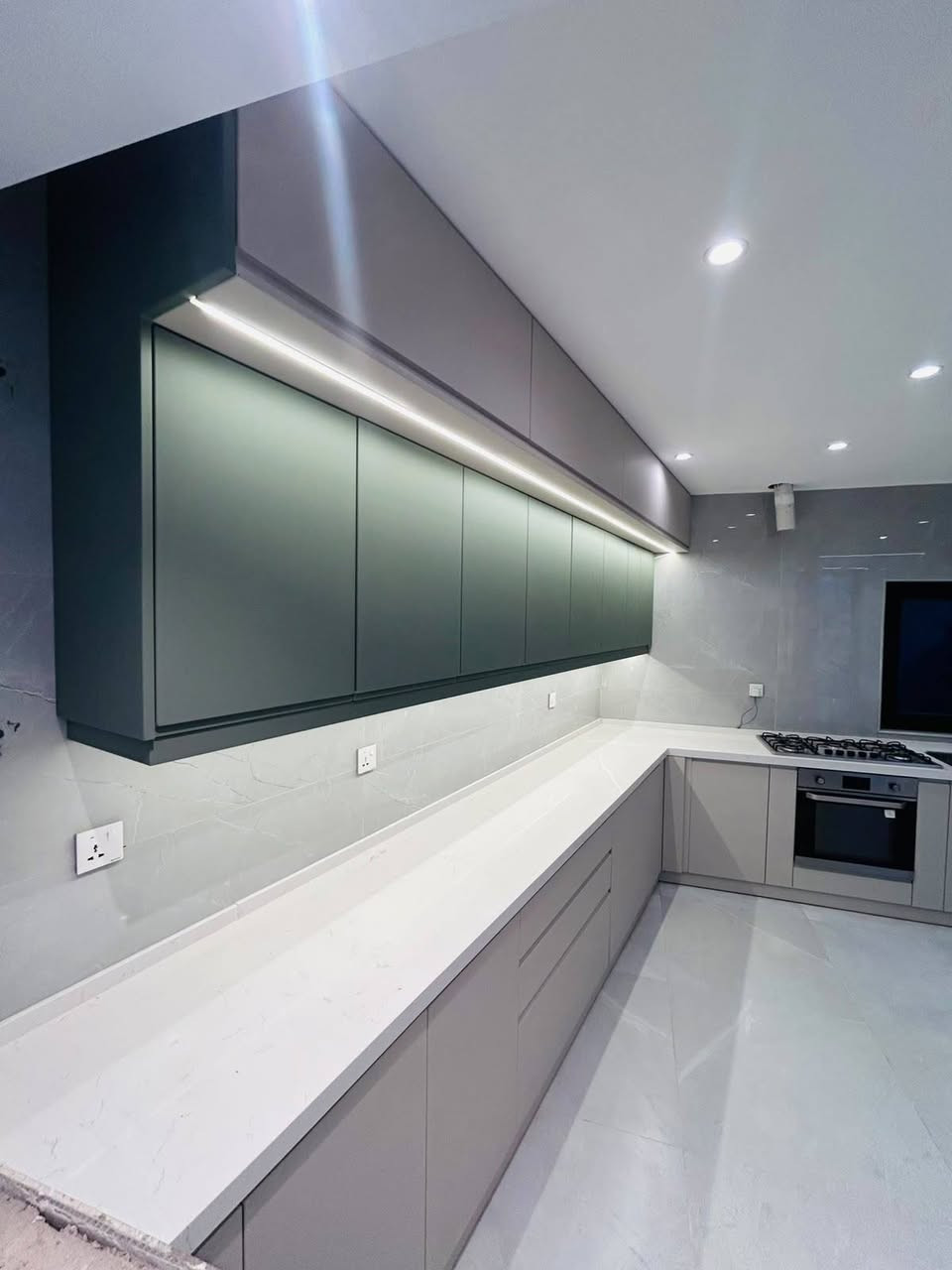 مساء الخير....
عندما يتم اختيار تصميم مميز والوان هادئة وجميلة وشركة ذات خبرة في عالم النجارة الحديثة تصبح النتائج مبهرة....
#آخر اعمالنا في مزارع شركة شمس الرافدين 
الداخل خشب بلايود ضد الماء وكابينة السنك فوم ضد الماء نهائيا 
الابواب من شركة سليكا الألمانية حصريا 
السطح كوارتز طبيعي والسنك ستل ستيل غذائي 304 
الإنارة لد بروفايل 24 فولت 
المفاصل و سكك الجرارات هيدروليكية

للاستفسار اكثر يرجى الاتصال بالرقم 
***********
او زيارة مقر الشركة الكائن في بغداد مجمع بسماية السكني مجاور مستشفى الجامعة اللبناني
