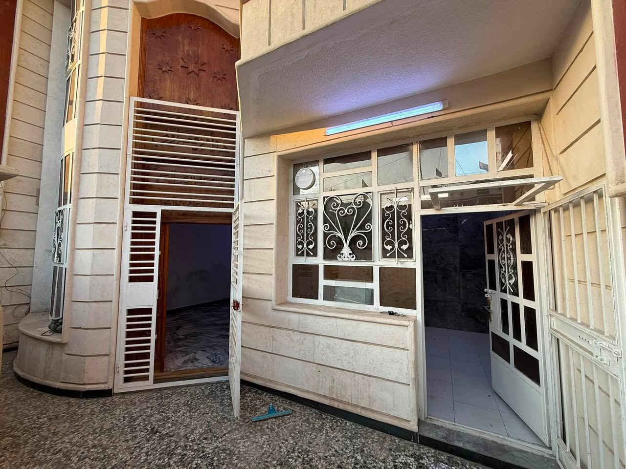 🏠 إيجــــــــار بيت مميز
📐 المساحة: 130 متر
📏 الواجهة: 8 متر
📏 النزال: 16 متر
🏗️ البناء: 2020
🚪 مدخلين
🛏️ 4 غرف نوم
🚿 حمامين
📍 الموقع: حي البنوك – على شارع عام
⭐ موقع مميز جداً
💰 المقدمة: 3 أشهر سعر. مناسب 
📞 للاستفسار: ***********
واتساب.
