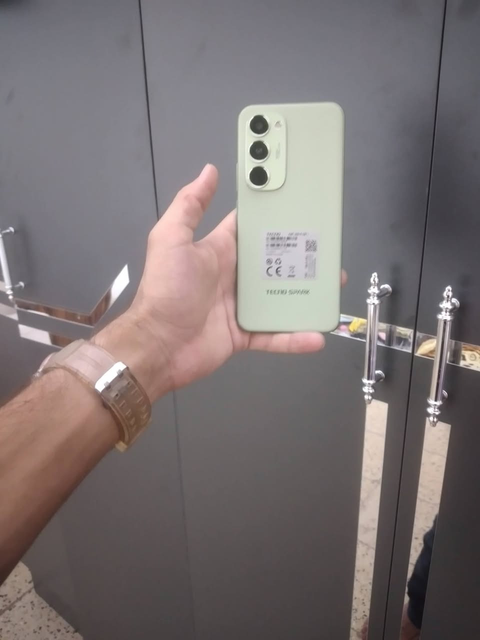 السلام عليكم ورحمة الله متوفر... 

تكنو سبارك 40 برو بلاس 

TECNO SPARK 40 Pro+

ذاكره 256 
الذاكره العشوائيه 12
سعة البطاريه 5200 ملي امبير
الشحن الذكي السلكي السريع  45 W  واط
الشحن اللاسلكي 35 W واط
رام 8 + 8 
معدل تحديث الشاشه 144HZ هرتز 
قياس الكميرا الخلفيه 50 MP ميكابكسل
الكميرا الاماميه 20 MP ميكابكسل
شريحتي سيم كارت 2 SIM
اللون فستقي 💚
النظافه 100/100 

الموبايل انفتح من الكارتونه قبل 4 ايام مشحون 3 مرات فقط... تواصل واتس آب.. 

***********
