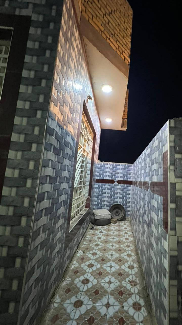 بيت للبيع مساحته 150زراعي قرب مدرسه رياض الجنه حي الزهور الشطره طابوق كونكريت يتكون من غرفتين وصاله ومطبخ وديوانيه سعر 60الاستفسار ***********
