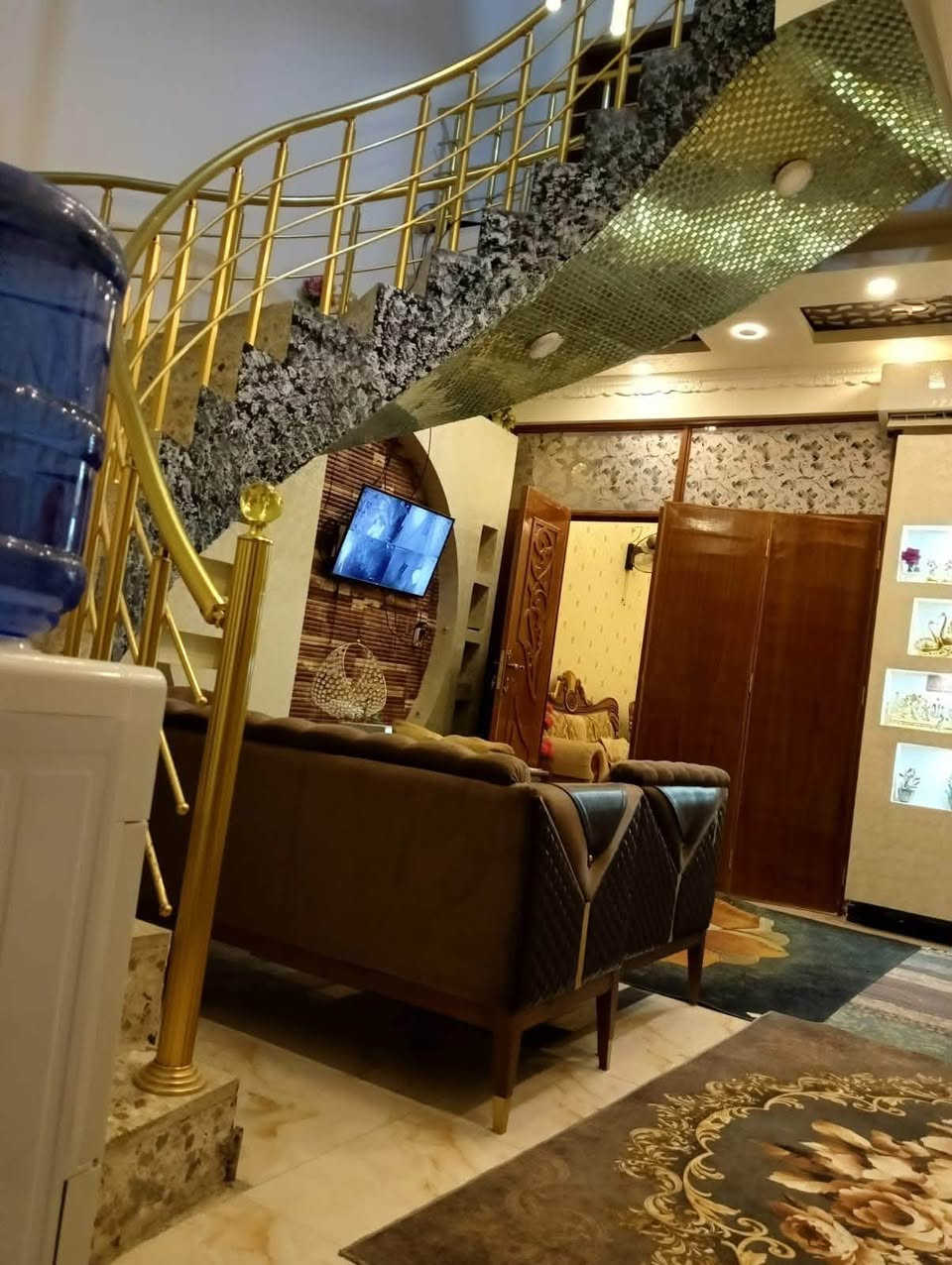 دار للايجار العنوان حي الفرات قرب شارع المستوصف  المساحة 100متر طابقين يحتوي على غرفتين نوم وصاله واستقبال ومطبخ وكراج ومجمع صحيات لمزيد من التفاصيل مراجعة مكتب صناع المال للعقار 
***********
***********
