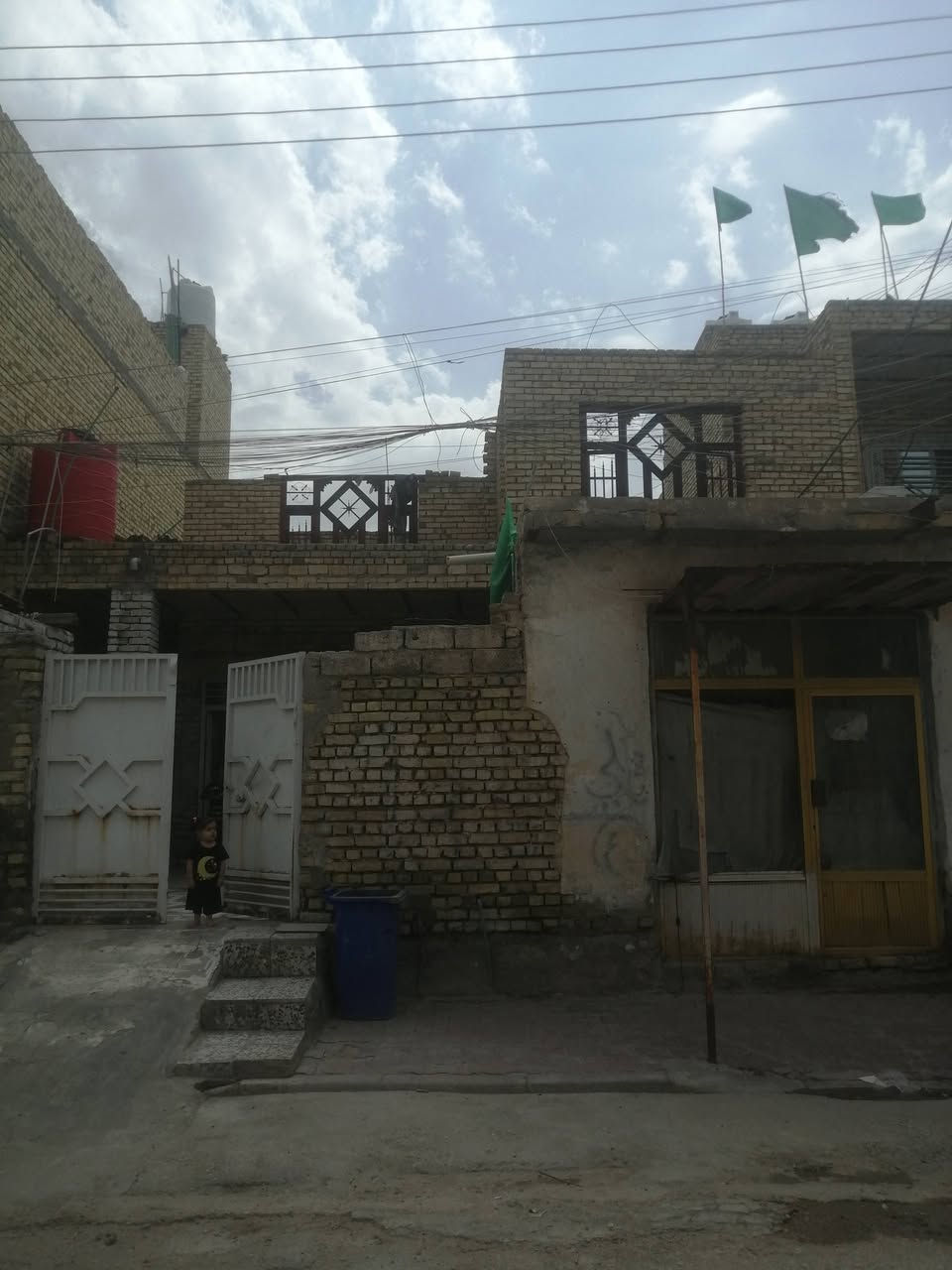 السلام عليكم الدار للبيع المساحه ٢٠٠ متر العنوان العرضات قرب كراج بغداد الموحد باب الدخول  للاستفسار الاتصال على الرقم ***********
