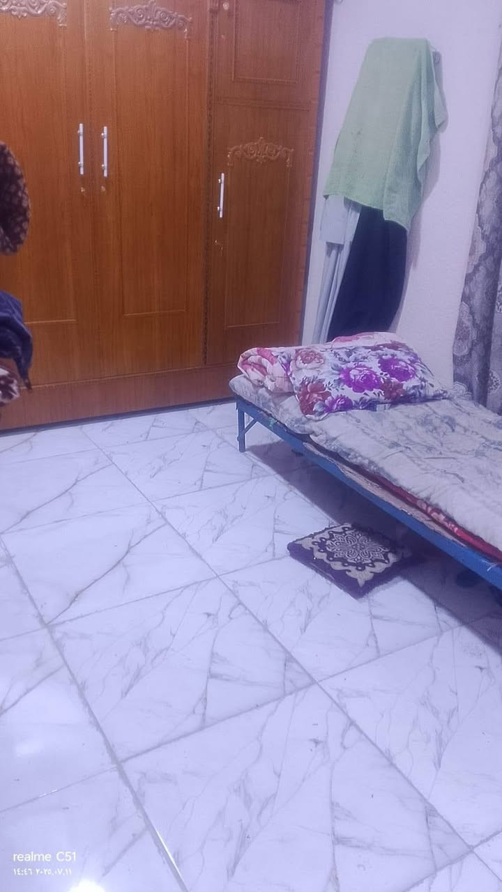 السلام عليكم بيت زراعي طابقين مساحه 100م شرك واجهة 5نزال20 الطابق الاول يحتوي على غرفة وصاله واستقبال ومطبخ وصحيات والطابق الثاني يحتوي على غرفة وصاله وصحيات العنوان ناصريه مدينه الصدر خلف الروف نزله ال منهل شارع مولد عايد  السعر 35 وبي مجال للأستفسار على الرقم ***********
