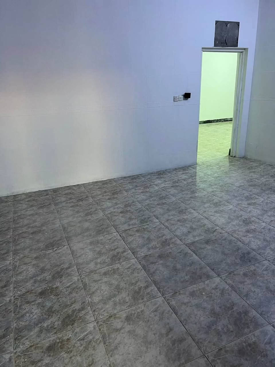 بيت لليجار الخاجيه شارع 40
الطابق الأول كراج مطبخ صاله غرفتين نوم
الطابق الثاني غرفتين نوم صاله جبيره وسطح زغير وصحيات 
العنوان الخاجيه شارع 40 الرئيسي قرب رئست صحت واسط 
يرهم سكن روضه مجمع صحي او ستثمام 
***********
