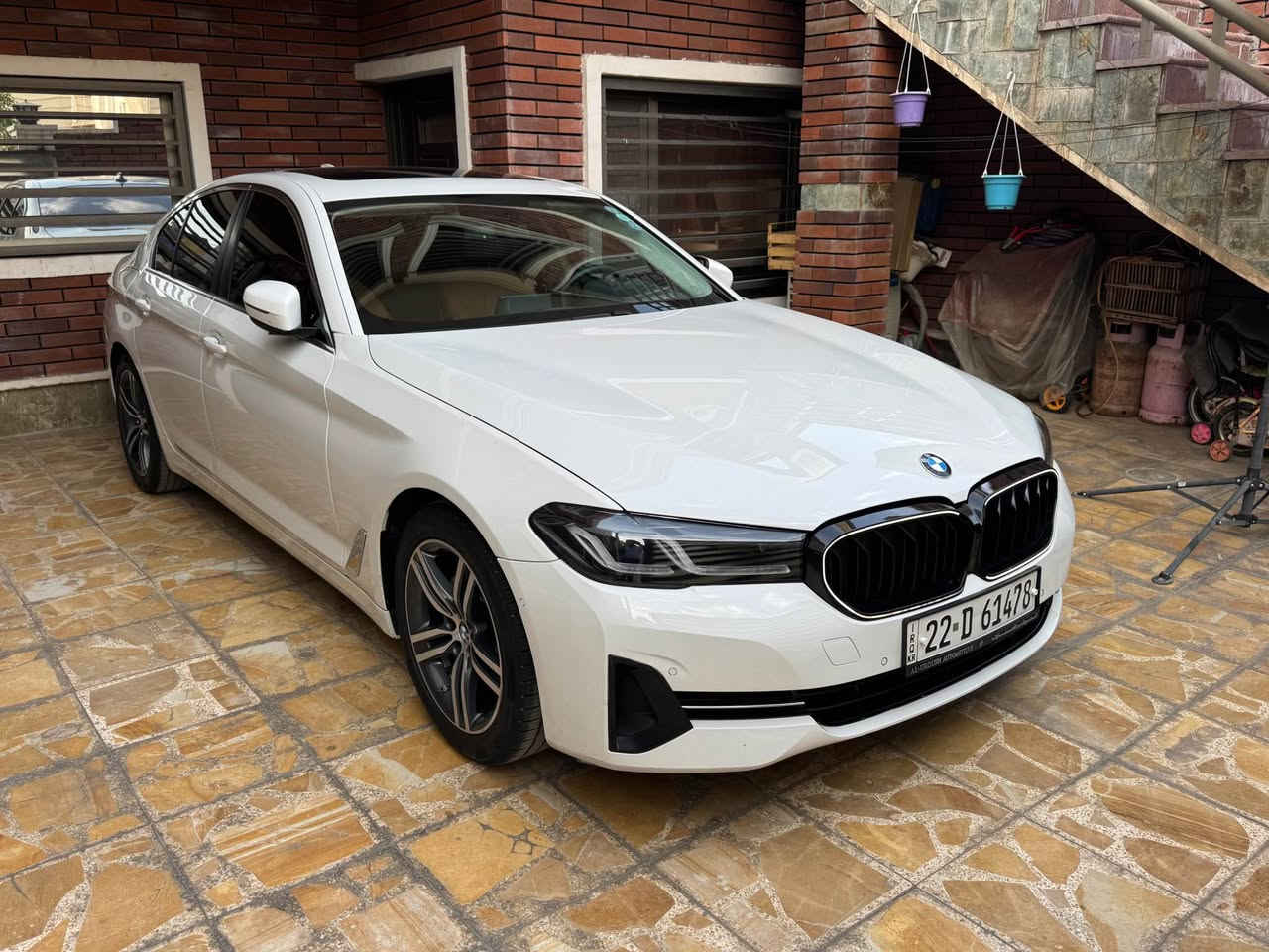 BMW 520 — موديل 2021 | وكالة العروش
السعر: 289 ورقة
للاستفسار: ***********
العنوان: بغداد – الدورة – شارع أبو طيارة

BMW 520 موديل 2021 وارد وكالة العروش، سيارة مميزة جداً بحالة راقية ومواصفات متكاملة، مع داخلية بلون قرميدي مميز.

أبرز المواصفات والتجهيزات:

* محرك BMW TwinPower Turbo
* ناقل حركة أوتوماتيك
* داخلية جلد بلون قرميدي مميز
* مقاعد كهربائية
* ذاكرة للمقعد
* شاشة وسطية كبيرة
* نظام ملاحة
* كاميرا خلفية
* حساسات أمامية وخلفية
* تشغيل بصمة ودخول ذكي
* فتحة سقف
* تحكم بالمقود
* تحكم بالمقاعد والمرايا كهربائياً
* إضاءة داخلية Ambient
* نظام صوتي متطور
* مثبت سرعة
* أنظمة BMW للسلامة والثبات
* جنوط BMW أصلية
* جميع الصيانات الدورية منفذة لدى وكالة العروش
* السيارة جاهزة من كل شيء
* ترخيص تضليل ساري المفعول
* رقم أربيل باسمي

سيارة نظيفة ومحافظة عليها، وصيانتها بالكامل لدى الوكالة، وجاهزة للاستخدام مباشرة.

السعر: 289 ورقة
للاستفسار: ***********
الموقع: بغداد – الدورة – شارع أبو طيارة بغداد, العراق
