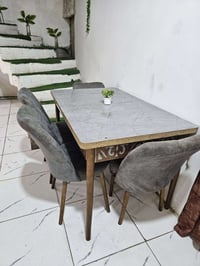 ميز طعام • قابلة للتمدد • ٤ كراسي