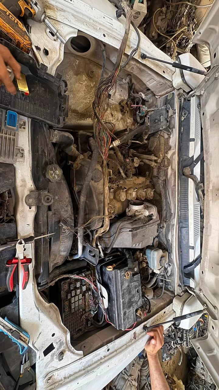 تصليح وتشخيص العطل
طبعا هاي السياره صار اكثر من شهر داخو بيه صراحا راحت على هواي بس محد عرف شبيه اجتي يمي جابوه طبعا بكرين سحب والحمدالله نفس اليوم ساعات فقط وعرفت شبيه والحمدلله صارت احسن من قبل 

 يستاهل سيد محمد واني حاظر اخي 
عنوان باب الشرجي كم الارمن 
***********
