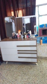 غرفة تركية للبيع  السعر 350 المكان شهداء البياع رقم الهاتف 07711688637