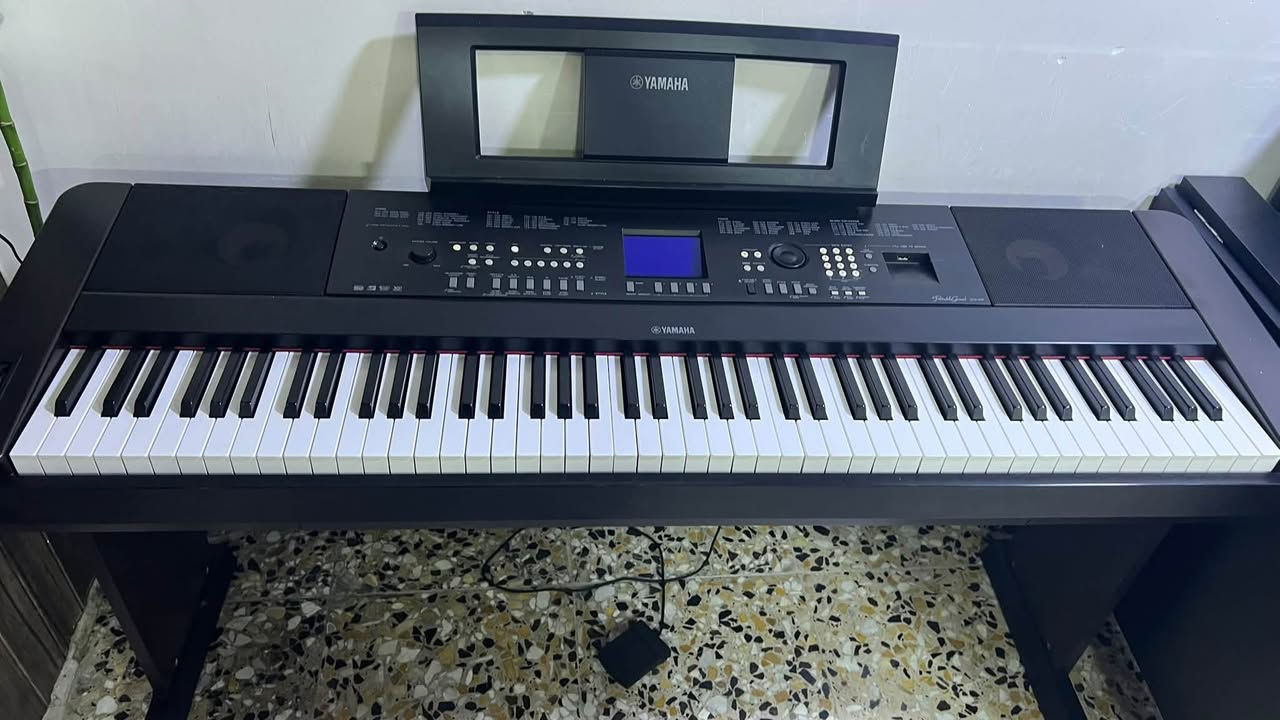السلام عليكم
بيانو بيانو بيانو. للبيع DCX 650  ياماها احترافي 

ايقاعات واصوات  تون مضبوط و الناس لي تعرف بيه تقيمه وسعره جدآ مناسب مع البدل ولمحوله الاصليه ولستاند مالته سعر 500   الف   بغداد
