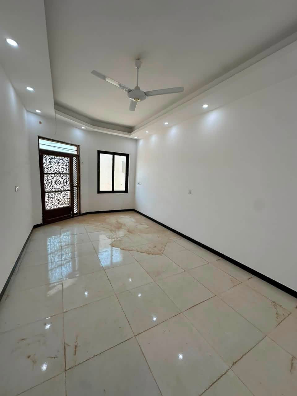 السلام عليكم دار للبيع المكان 📍
تكريت الديوم التصنيع خلف علوه الأسماك 
المساحه 150 وجه 7 ونص نزال 20 الدار 3 طوابق ونضام دكتات كامل ونضام غاز و كامرات و 4 غرف نوم و3 مجاميع صحيه شغل الدار درجه اولى وموقع جدا مميز 
للاستفسار باقي التفاصيل الاتصال على الرقم او مراجعه مكتب علي وأحمد للعقار 
***********

