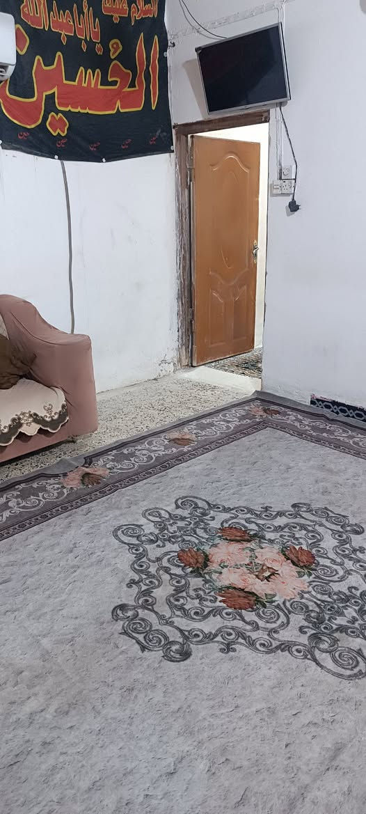 السلام عليكم 
معروض للبيع نصف دار خلفي 
المساحه (١١٠) م  الدربونه متر ونص 
بناء نظيف عكاده طابقين 
يحتوي على 
استقبال وصاله وغرفه ومطبخ وصحيات 
الطابق الثاني 
غرفه نوم عدد (٢) 
صاله 
صحيات 
السعر (٩٥) مليون 
للاستفسار الاتصال واتساب ***********
مكتب المدار الذهبي للعقار
