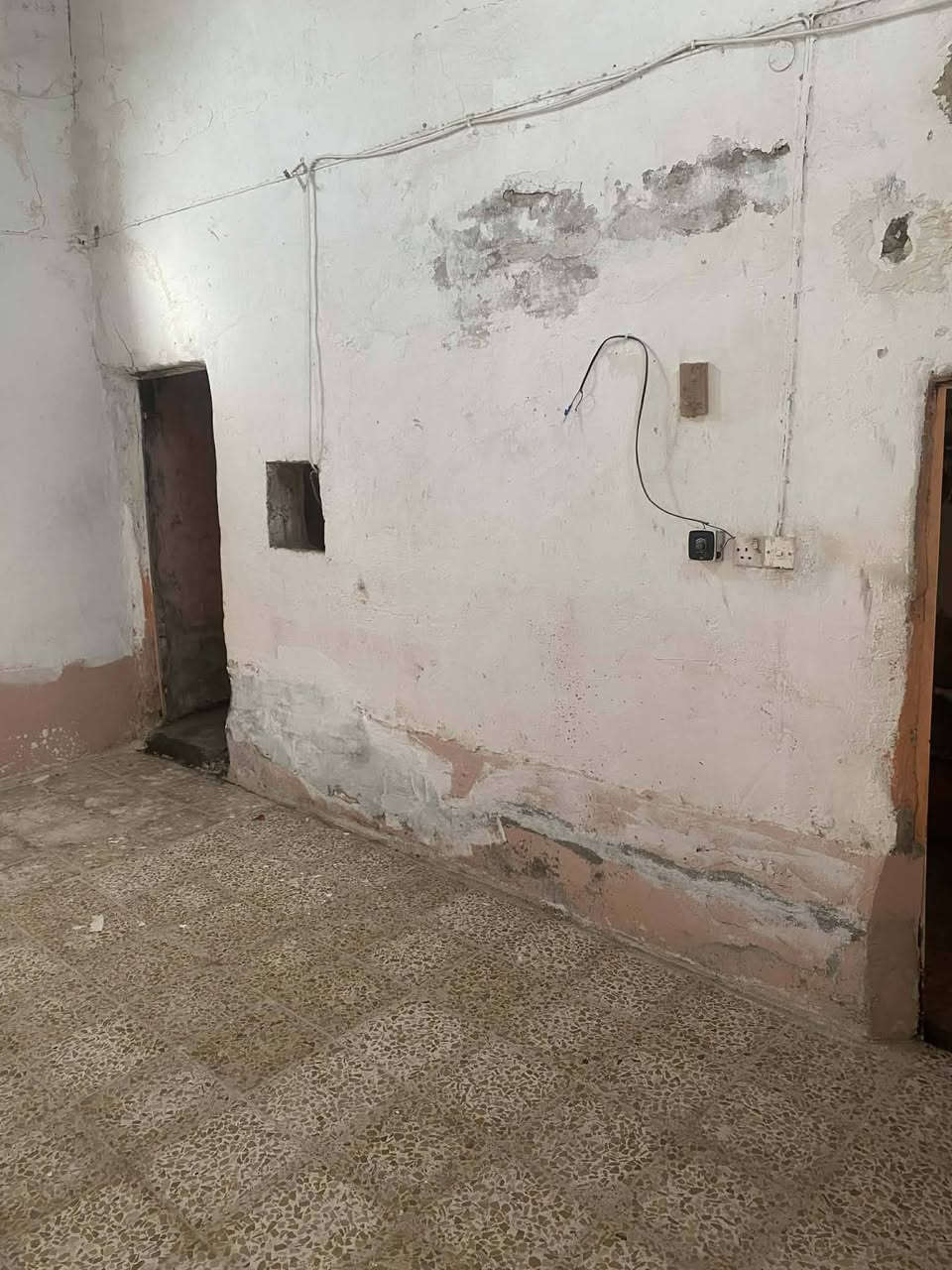 دار للبيع مساحة ٧٠ متر يحتوي على غرفه وصاله ومطبخ وصحيات داخليه وخارجيه وباب خلفيه وباب أماميه مكانه كوفه حي الصدر الثالث شارع دور الحوزه السعر ١٤ وبي مجال ***********

