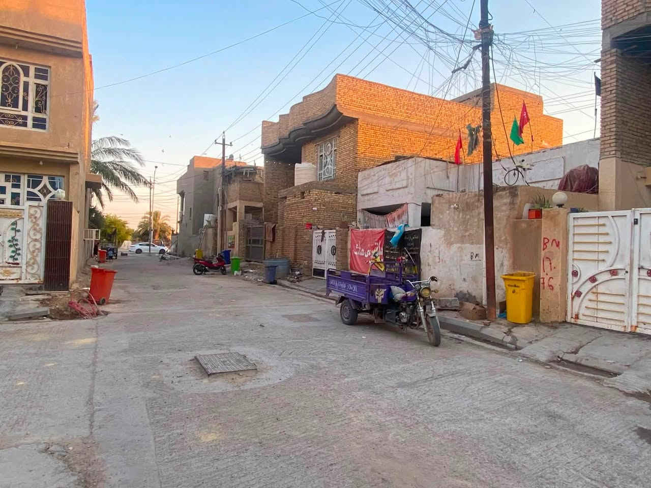 السلام عليكم بسبب الوعود الكاذبه
بيت مساحه 200متر. 
طابو صرف حر 
مؤقع زين القوس
 خلف شارع المدارس 
قريب عله ابو ليث المختار
 يتكون من ستقبال ومطبخ وهول وغرف عدد 2 
الستقبال عكاده وغرفه بس باقي البيت صب كله القاط الثاني كامل اربع غرف نوم ومجع صحيات بي 3حمامات 
وحديقه مترين ب مترين 
وكراج سياره 5  في 6
السعر 130 وبيه مجال قليل

‭***********‬
