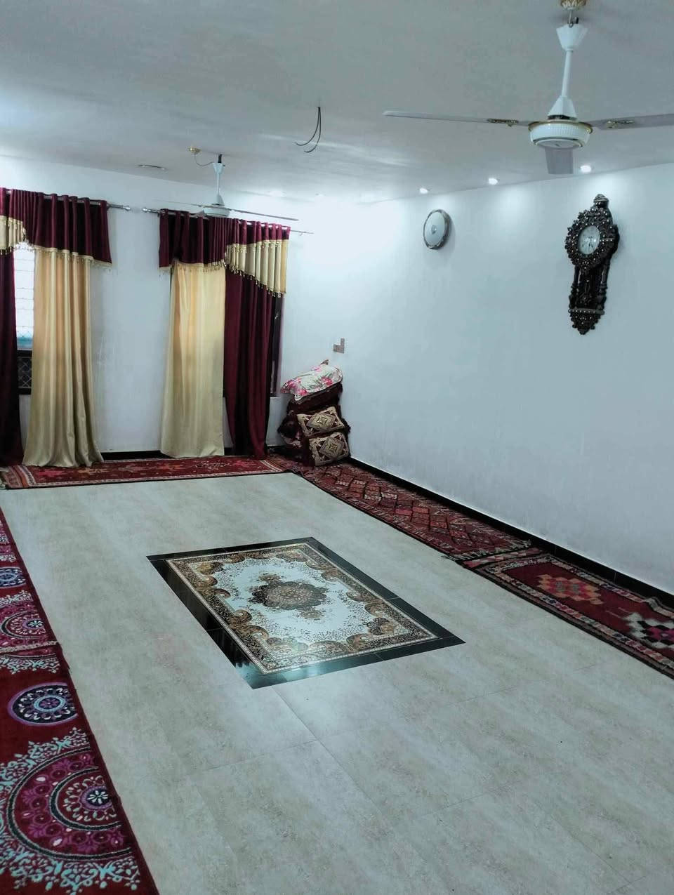 🏡 فرصة عقارية مو كل يوم تتكرر | للبيع في بغداد

إذا تبحث عن أرض بمساحة كبيرة + بيت جاهز + موقع استثماري قوي، فهذا العقار يستحق تشوفه 👌🔥

📍 الموقع:بغداد – البياع – دوانم الشرطة الخامسة📌 على سريع الحلقي الجديد مباشرة

📐 مساحة الأرض: 1400 م² صافي🚫 بدون شارع📜 الجنس: طابو زراعي – سند 25 – قرار قاضي📍 طابو المنصور

🏠 البيت:مساحة البناء 300 م²🗓️ بناء سنة 2018📏 واجهة 12.5 م📏 نزال 24 م

✨ تفاصيل البيت:

▪️ استقبال 5 × 8▪️ مطبخ 5 × 6▪️ صالة 6 × 8▪️ مجمع صحيات 2 × 6▪️ غرفتين، مساحة كل غرفة 4 × 5 مع سويت خاص▪️ غرفة بالطابق الثاني 4 × 5 مع سويت + بيتونة

💰 السعر: 360 مليون

⭐ ليش هذا العقار مميز؟لأنك تحصل على مساحة 1400 متر + منزل جاهز للسكن + موقع قريب من السريع الحلقي الجديد، يعني العقار مناسب للسكن وكذلك يحمل قيمة استثمارية مستقبلية.

📞 للاستفسار والتفاصيل:
***********
***********
