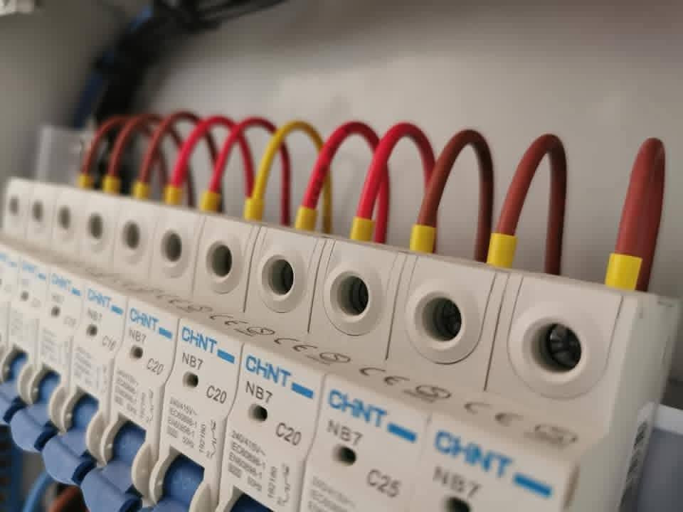 ⚡ تأسيس كهرباء - شغل هندسي مرتب مو حرق وتلزيك 👷‍♂️
شوفو شغلنا بالفيديو 👆 شغل نظيف ومخطط هندسي 100%

من أساس البيت للسقف كلشي محسوب:
🔹 تأسيس نقاط كهرباء حسب الخريطة
🔹 تمديد وايرات اصلية - سيمنز / الفنار
🔹 بوكسات و بوردات مرتبة ومو مخفية عشوائيا
🔹 توزيع انارة سبوت لايت + ليد مخفي
🔹 تأسيس ستلايت وكاميرات وانترنيت

✅ شغلنا ضمان وسلامة
✅ ما نترك جوين ولا واير مكشوف
✅ نستلم بيت عظم ونسلمك جاهز

📍 كربلاء - نغطي جميع المناطق
📞 للاستفسار والمعاينة: ***********

اساس متين وفنش نظيف 👷‍♂️
عمار كربلاء - للمقاولات العامة

#تأسيس_كهرباء #كهربائي_كربلاء #مقاولات_كربلاء #تشطيب_بيوت #عمار_كربلاء

نص مكتوب في الصور:
- عمار كربلاء للمقاولات الكهربائية تأسيس كهرباء - شغل هندسي مرتب حلول كهربائية احترافية • تنفيذ وفق المعايير الهندسية تركيب الأسلاك والكابلات بجودة عالية تركيب وصيانة صناديق التوزيع التزام كامل بقواعد السلامة والأمان للتواصل والاستفسار *********** خدمة 24/7 كربلاء - العراق ضمان • دقة • سرعة في الإنجاز