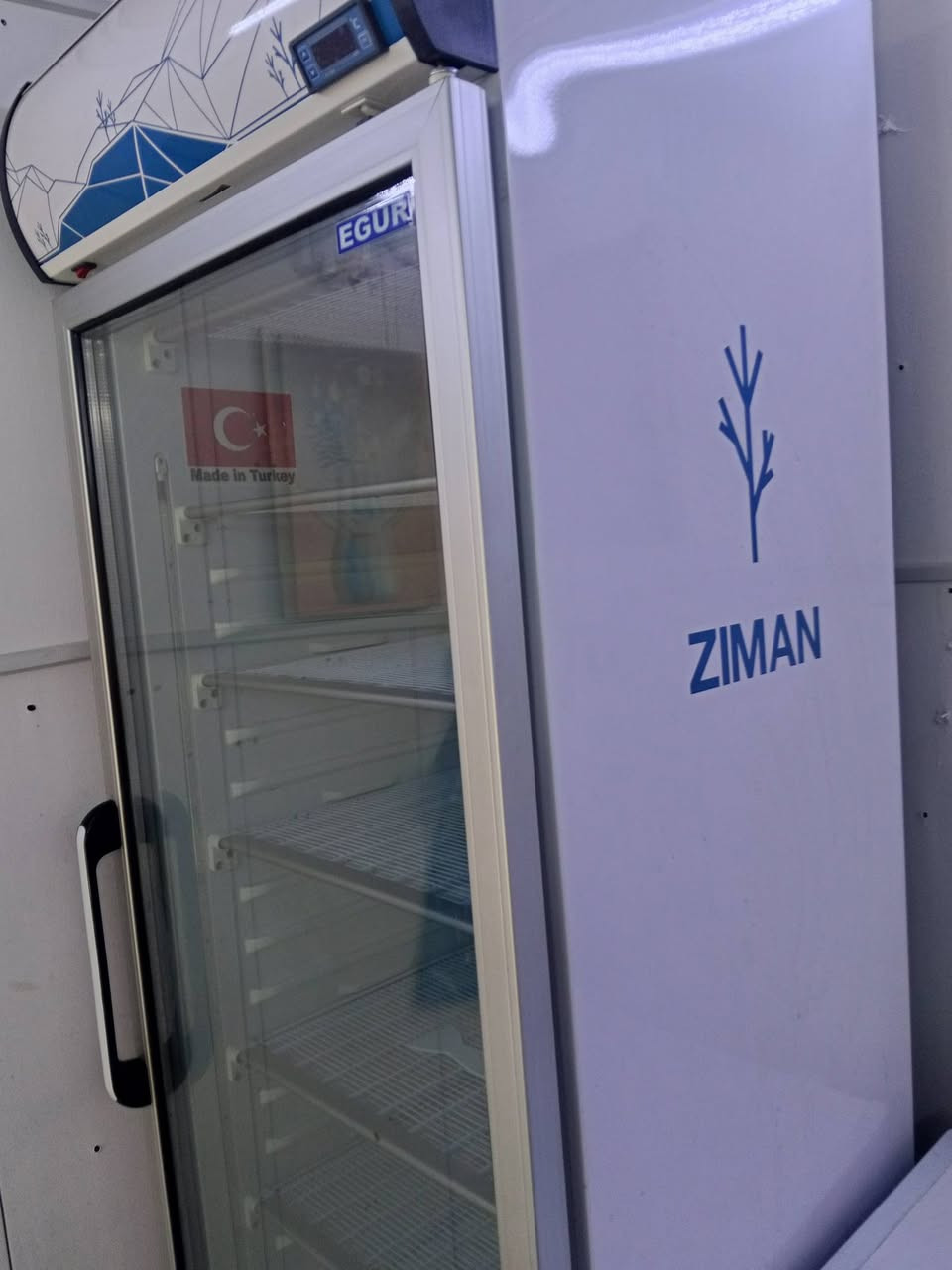مجمدة عاموديه تركيه جديده مضى عليها شهر واحد فقط.مع عارضات أفقية تركيه جديده مضى عليها تقريبا اربع اشهر.للبيع لعدم التفرغ.بغداد حي الجهاد دور الضباط قرب محطة وقود حي العامل الخط السريع.***********...***********
