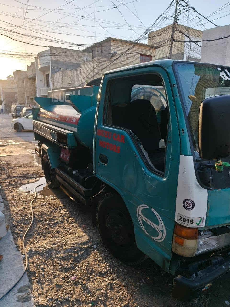 السلام عليكم
تنكر ازوزه 
موديل ٩٩
حمولته ٢٠٣٠٠
تحويل ثاني يوم 
كير مكينه مكفوله 
سعر ٤٧ 
***********
