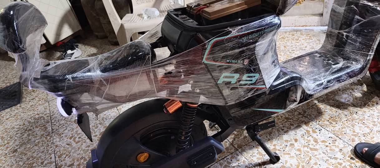 دراجة آر تسعة حلوه بطاريات عدد5 جدد حجم كبير 33 أمبير بصمتين و سويجين سرعتها 77 أربع نمر ومسجل بلوتوث وشاحنة جديدة كهربائيات كلها شغالة اشاير يمنى ويسرى و دبل إشارة و هورن و بك لايت و لايت عالي و ناصي بيها فقط كسور خفيفة بالكفرات الورة موضحات بالصور السعر 350 العنوان البصرة الحيانية 
للتواصل ***********
