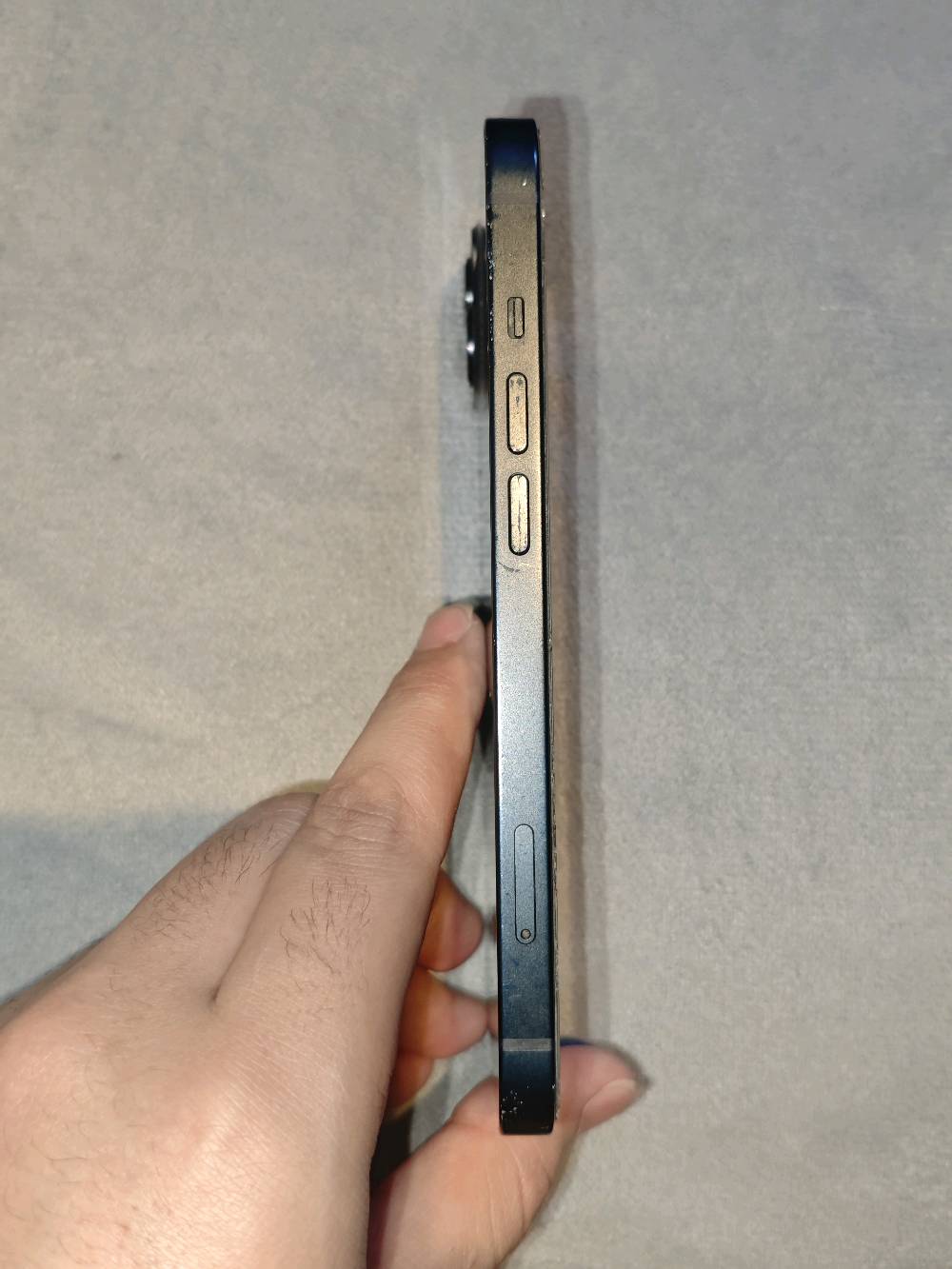 للبيع: iPhone 13 - كحلي مع الكارتونة وملحقاته

الموديل والسعة: iPhone 13 بسعة تخزين 128GB.

الموديل: iPhone 13 - النسخة الأمريكية (MLPF3AA/A)

سنة الإصدار: سبتمبر 2021.

إصدار نظام التشغيل: iOS 26.5.2.

 والملحقات: الكارتونة الأصلية + 2 كفرات حماية.

العرض واللمس: الشاشة الداخلية والألوان واللمس يعملان بشكل كامل.

الأمان: بصمة الوجه (Face ID) تعمل بامتياز وبدون أي مشاكل.

ملاحظات:
الجام الخارجي: مكسور ومفطور من الحواف والزوايا ويحتاج تبديل.
البطارية: صحة البطارية 78% وتظهر رسالة (حالة بطاريتك متدنية جداً / الخدمة).
الهيكل: الظهر نظيف، مع وجود خدوش بسيطة على الإطار الخارجي نتيجة الاستخدام.

السعر 380الف قابل التفاوض