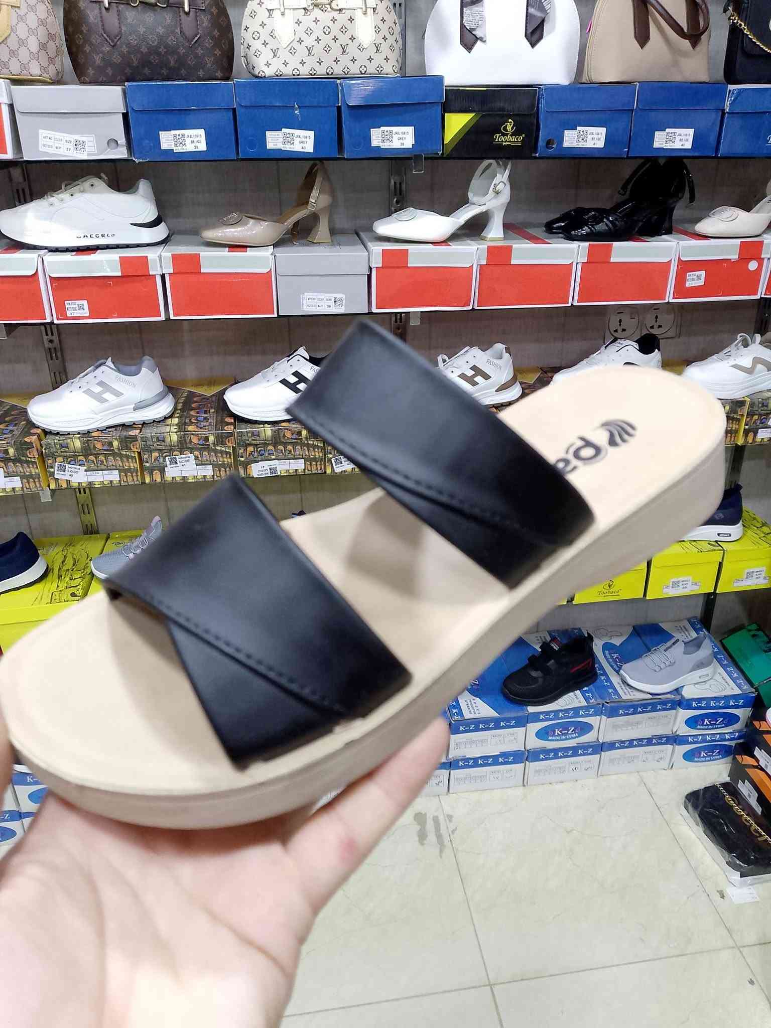 الحمدلله وبفضل الله 🌹 وصول أكثر من موديل جديد داخل معرض اميرتي للحقائب والأحذية 🛍️✨

👡 تشكيلة كبيرة ومتنوعة من الشحاطات:
👨 رجالي
👦 ولادي
👧 بناتي
👩 نسائي
👶 أطفال

🔥 الأسعار من 3 آلاف إلى 5 آلاف فقط
أسعار مناسبة للجميع، وجودة وموديلات ترضي مختلف الأذواق ❤️

✨ أكثر من موديل وشكل ولون
✨ قياسات متنوعة
✨ ومستمرين وياكم بتوفير البضاعة الجديدة بشكل يومي، وما نخليكم محتاجين أي شي إن شاء الله 🙏

📍 العنوان: خانقين – قرب سوبر ماركت فرمان وقرب مدرسة الجرير

🚚 التوصيل داخل خانقين فقط 2000 دينار
📲 للحجز والاستفسار واتساب:
***********

🔥 احجزوا موديلكم قبل نفاد الكمية 🔥
معرض اميرتي للحقائب والأحذية — أسعار نعتادكم عليها وبضاعة مستمرة وياكم ❤️
