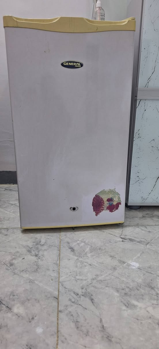 ثلاجه حجم صغير نضيفه وشغاله
السعر ٥٠ 
***********
