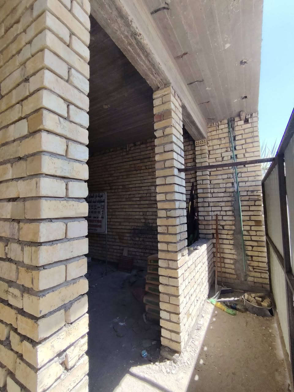 دار هيكل للبيع مساحة 80 متر🏠
الواجهه 5  النزال  16 ' يحتوي على 3 غرف 

 بناء حديث درجه اولى 

1⃣الطابق الأول : 

▪️صاله مطبخ` غرفة نوم` حولي `درج `صحيات

2⃣الطابق الثاني

📌 2  غرف نوم ' صحيات ' بيتونه ' سطح

الساتذه خلف الربع شوارع\مجاور مجمع السلام السكني 📍

تريد هيكل تريد تسليم مفتاح🔑
***********
***********
يتوفر وتساب📞
