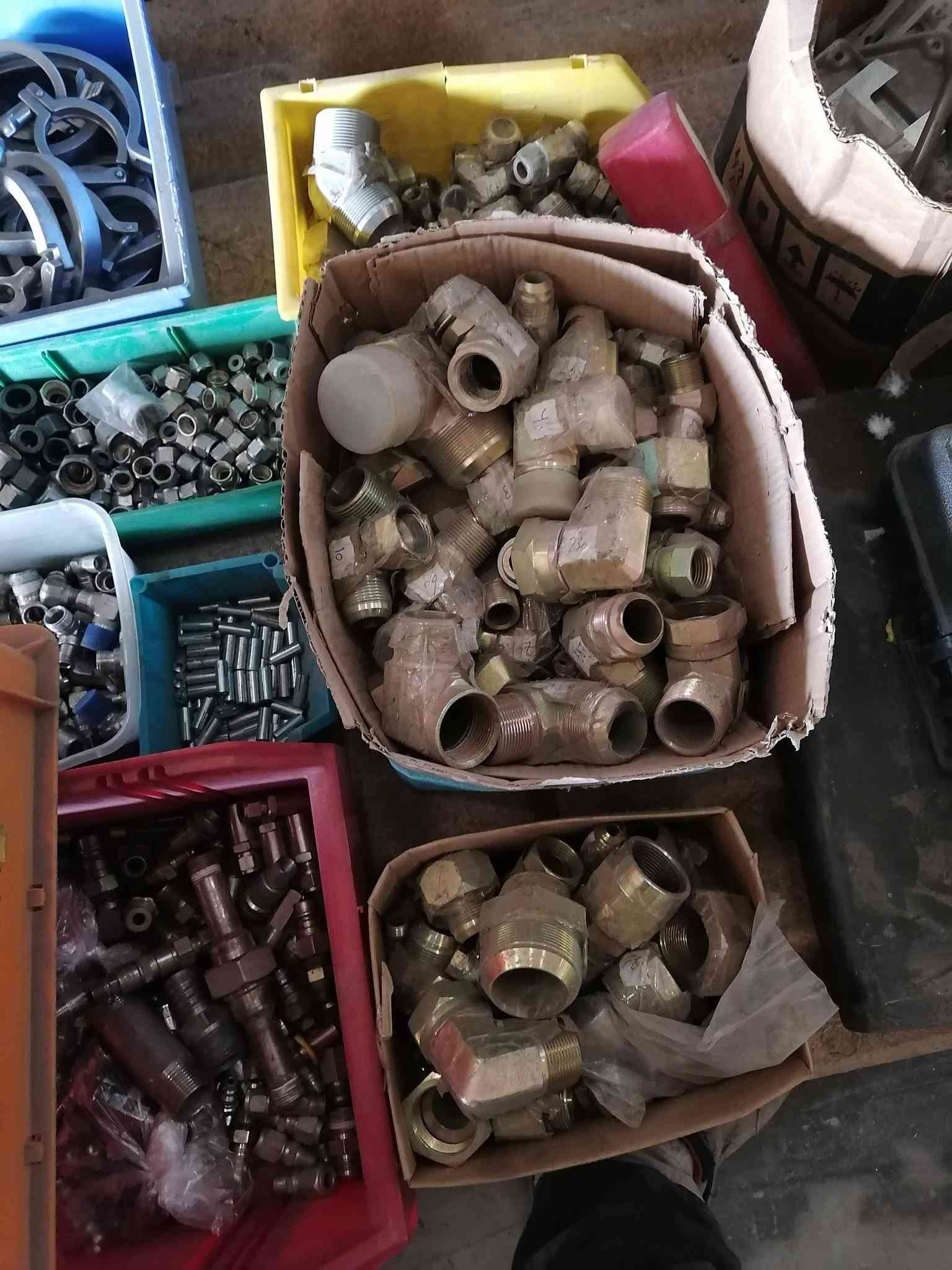 میں سامان بیچنا چاہتا ہوں۔ یہ ہول سیل پر بیچا جائے گا۔ پانی کی پائپ، تیل کی پائپ، سیم، یہ سب چیزیں ہول سیل پر بیچی جائیں گی۔ میرے نمبر پر واٹس ایپ ہے، جس کو ضرورت ہو وہ رابطہ کرے۔ ***********،، عراق میں ہر جگہ ڈیلیوری دستیاب ہے۔ رابطہ کے ذریعے

