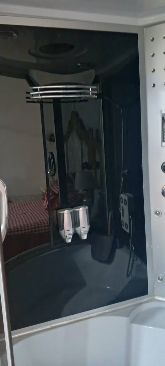 حمام جاهز للبيع 
فول مواصفات دوش سقفي ودوش تليفون وراديو وانارة وساحبة 
قياس 120*120 الحجم الكبير
اللون ابيض 
دفع الماء كلش قوي
مستخدم فترة قصيرة
السعر 850 الف نهايته 
***********

