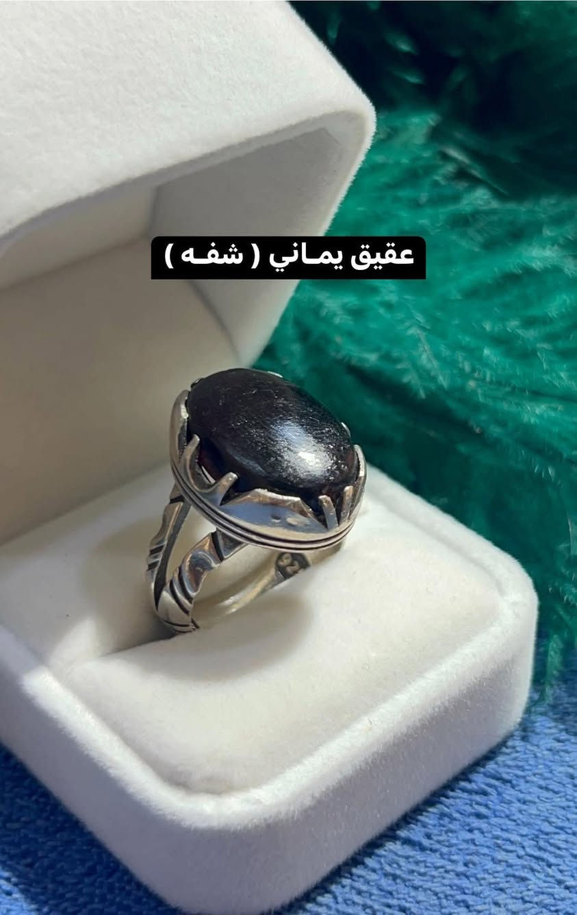 مجمـوعه من حجـر العقيق اليماني المميز والنـادر 
للاستفسار ***********
كروب العقيق اليماني

نص مكتوب في الصور:
- دلوعه عقيق اخضر
- عقيق سمائي
- عقيق يماني ( مترش )
- عقيق يماني ( شفه )
- عقيق يماني (گصبه )