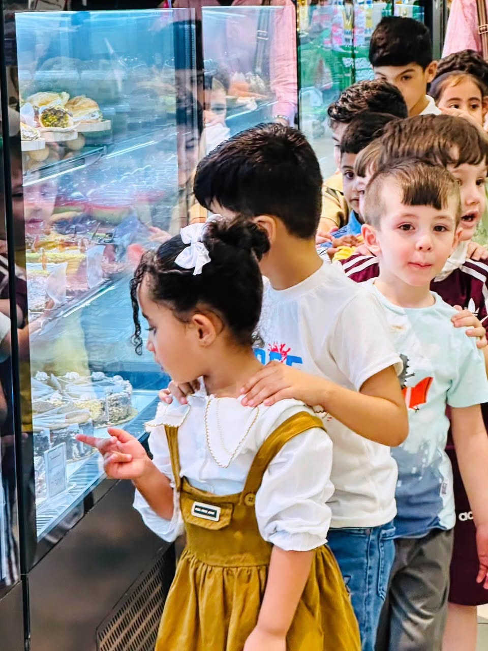من نعلّم الطفل شلون يختار، نعلمه شلون يكون مسؤول.. والتعلم الحقيقي يبدي من تجربة.💛✨
🚌🚌تتوفر خطوط نقل للمناطق المجاوره 

اليوم عشنا ويا صغارنا  أجمل اللحظات بسفرتنا للهايبر ماركت 🛒🌸

عيونهم كانت تلمع بالفرح وهم يكتشفون ويختارون المنتجات بنفسهم، ويجربون شعور الاعتماد على النفس بكل براءة وفخر.. خطوات صغيرة، بس صنعت بداخلهم ثقة كبيرة! ❤️

من القلب شكراً لكادر وفريق التعاون هايبر ماركت  على استقبالهم الدافئ، تعاملهم اللطيف، وطول بالهم ويا صغارنا.. أسعدتم قلوبهم وصنعتوا وياهم ذكريات ما تنمحي. 💛

📍 فرعنا الأول : بغداد – العامرية – نهاية شارع الملجأ – قرب المجلس البلدي

📞 للتواصل والاستفسار: ***********

📍 الفرع الثاني :حي الجهاد - سريع حي العامل - قرب مسبح الرافدين

📞 للاستفسار والتواصل: ***********

📌 تابعونا لتكونوا جزءًا من رحلتنا التربوية، ولتتعرفوا على رؤيتنا ورسالتنا وأهدافنا التي نطمح لتحقيقها معكم.

خطوة طفلك الأولى تبدأ من حلمه الأول 🌱

#روضة_الحلم_الأول #الحلم_الأول #حي_الجهاد

#العامرية
