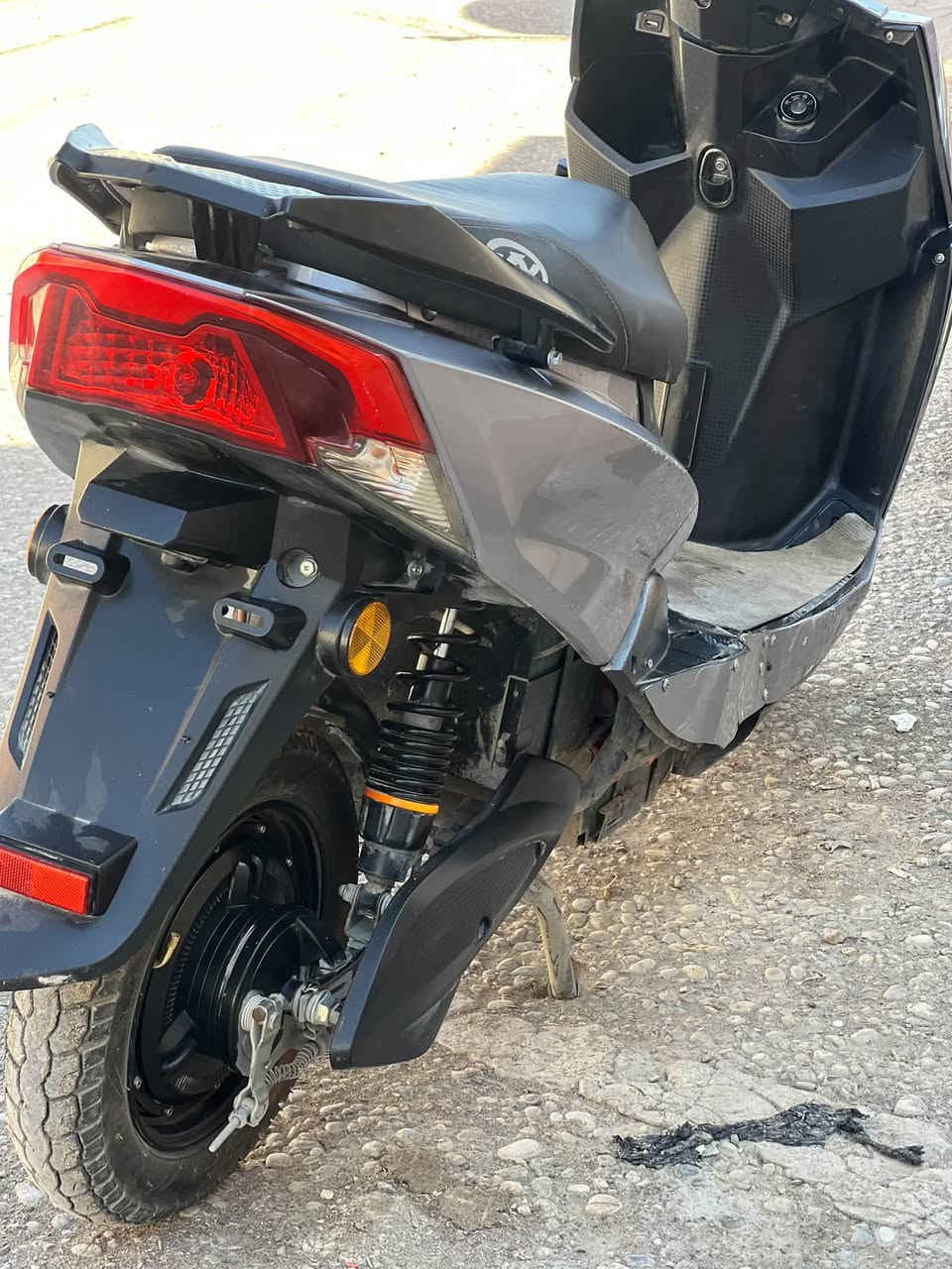 دراجة شحن وطنية
سرعة 50 حقيقي 
عداد كليومتر 
مكان شحن تليفون 
6 بطاريات 
سعر 375 بي مجال للطيبين 
*********** تواصل عل رقم
