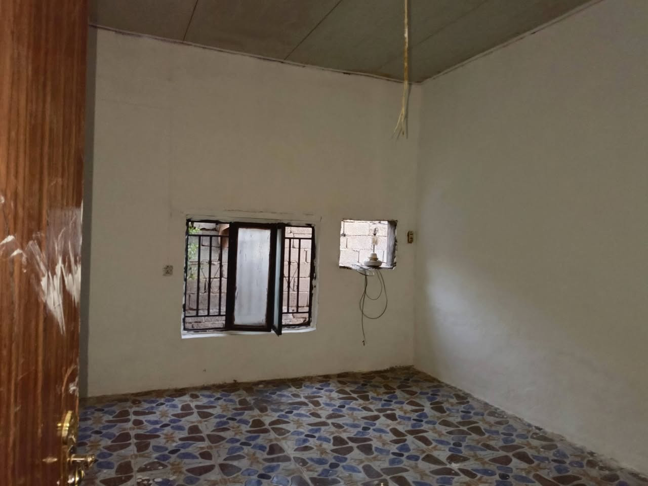 دار للبيع حي الجوادين مقابيل مجمع حي الجوادين يبعد عن الشارع العام 100م  (مساحة البيت 230متر )
يحتوي على غرفتين نوم 5في4 
وصاله جبيره ومطبخ جبير
واستقبال 6في4
وصحيات داخلية وخارجية

***********
***********
دار للبيع حي الجوادين مقابيل مجمع حي الجوادين يبعد عن الشارع العام 100م  (مساحة البيت 230متر )
