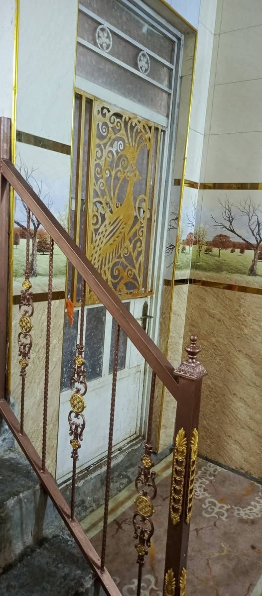 للبيع في بغداد / حي السفير  الخامسة)معروض  يقع في حي السفير / الخامسة، بموقع متميز وكامل الخدمات.المساحة الكلية: 160 متر مربع.عدد الطوابق: طابقين.الخدمات: شارع مبلط بالكامل، مع توفر كافة الخدمات الأساسية (ماء، كهرباء، مجاري).📞 للاستفسار عن السعر وتنسيق موعد للمعاينة، يرجى الاتصال على الرقم:   رقم هاتف هنا]‏‪***********‬‏
