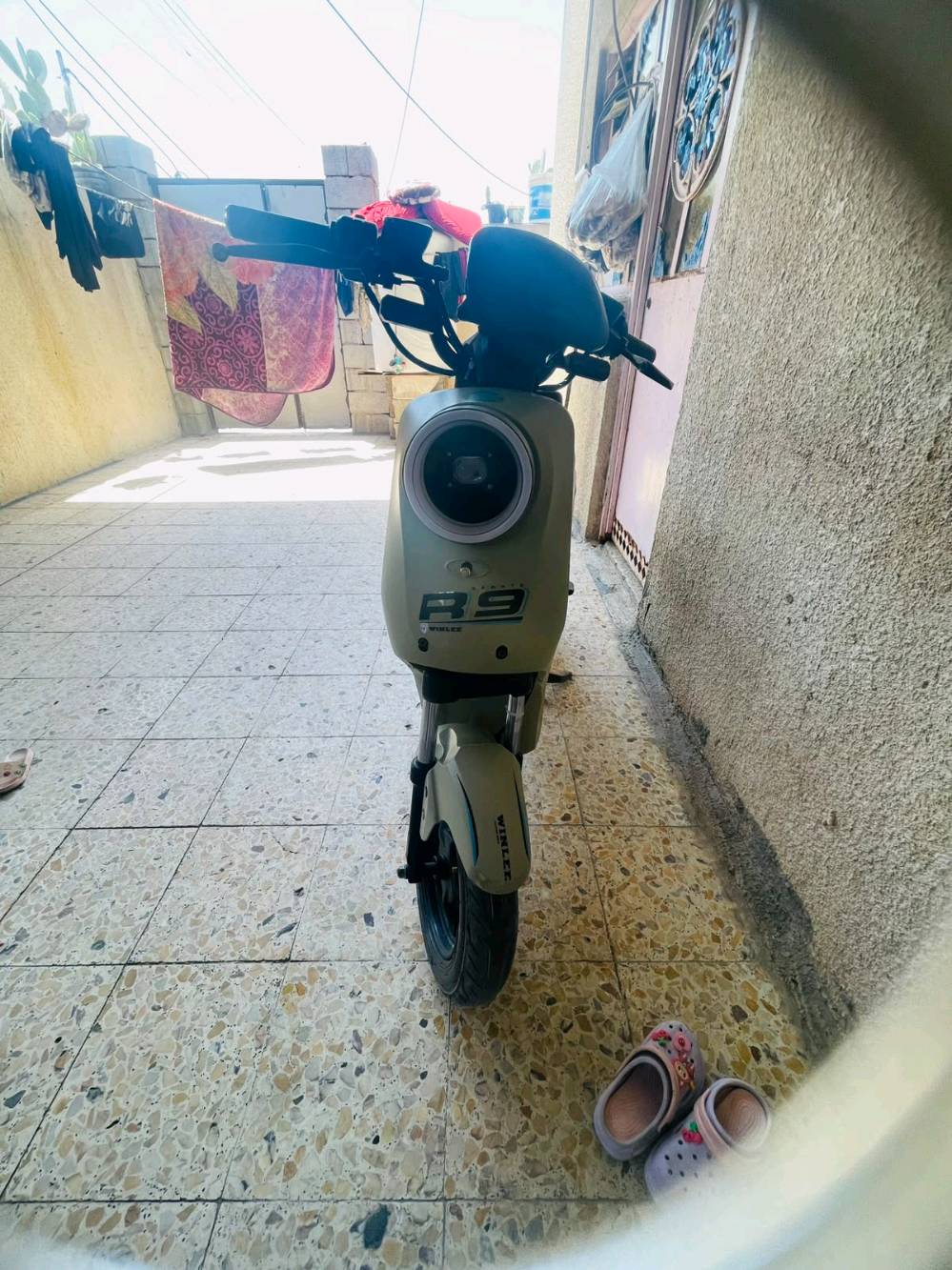 دراجه شحن ار 9 نضيفه وجاهزه من كلشي بطاريات شركه ونلي الاصلي حجم 32 امبير شرط النضافه سعر 350 وبيه مجال مكاني بصره حيانيه ***********