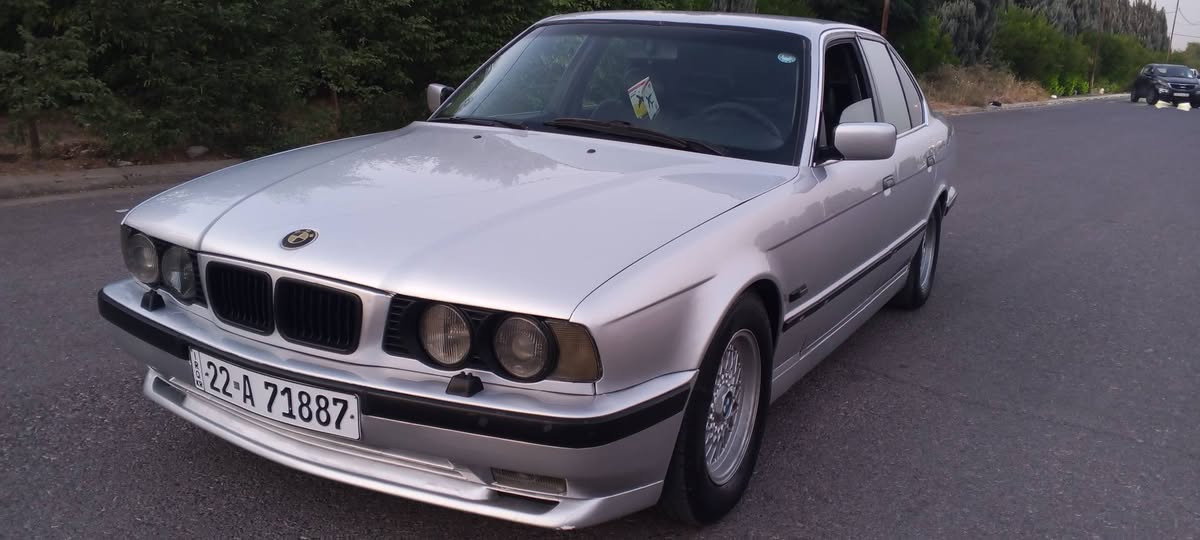 BMW مۆدیل 1990 مەکینە 525 بلادی گێر ئۆتۆماتیک هەموو گیانی کراوەتە 1995 مواسفات فول تەنها سلایت نیە چوار جام کارەبای پێش گەورە و بۆنیت گەورە سوکان و دەژبوول ئێرباگ بەردەگا جلد و فۆڕمیکە کوشن جلد لایت ناو ڕەش زەڕب سەیارەکە بێ لێدرانە پێش و پشتی کەپسە نموونە لە جوانی  تەنها بۆیاغ عام کراوەتەوە لەبەر کاڵ بونەوە سەنەوی و ژینگەی  نوێ یە تا 2030 تحویل و غرامە بەشەرت سعر 56 وەرەقە و مەجالێکی برایانە ۰۷٥۰۳٦٥٤۷٤۷ أربيل, العراق
