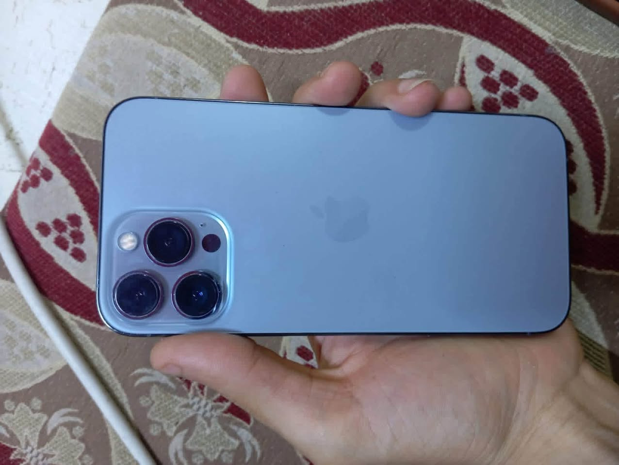 للبيع ايفون 13 برو ماكس
الذاكرة: 256GB
البطارية: 83% 
الحالة: نظيف 10/10 مابي خدوش
ملاحظة: الشاشة مبدلة اصلية GX واللمس والالوان ممتازة. طالع تحذير "قطعة غير معروفة" بس كلشي شغال Face ID و True Tone 
السعر: 650,000$ وبيها مجال
المكان: البصرة قضاء القرنه الشرش
 رقمي: ***********
