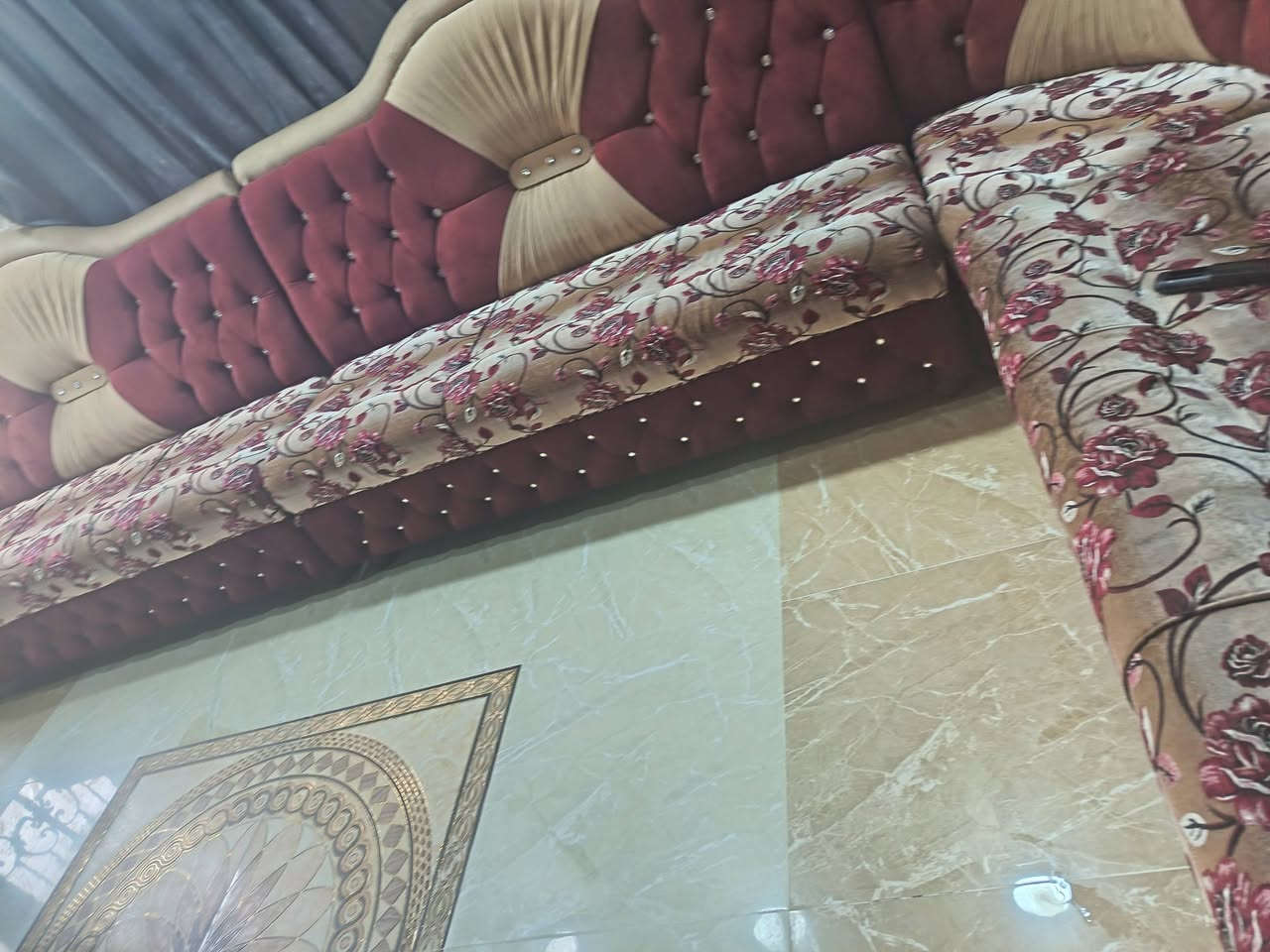 ديوان للبيع شغل موصل شرط النطافه قياس ١١ متر زاويتين
الاتصال على الرقم ***********
