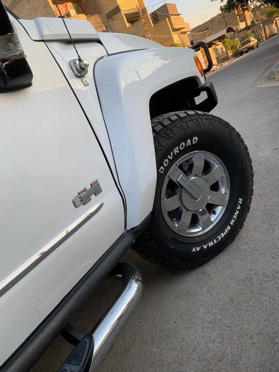 السلام عليكم للبيع او المراوس 
همر H3 2007 فول مواصفات السياره بيهه حادث الجاملغ الامامي وبيهه صبغ فقط قطعه مكينه 5 سلندر مكينه وكير كفاله حداديتهه جديده تبريد ثلج ❄️ داخل مخمل لونين شاشه تاب كامره خلفيه بصمه تشغيل منضومه زنون ماشيه 151 الف حقيقي تخم تاير جديد ويل كروم أصلي 
عنوان السياره بغداد حي اور 
السعر اتصل عل رقم او تجي واتساب 
الاستفسار ***********سجاد
